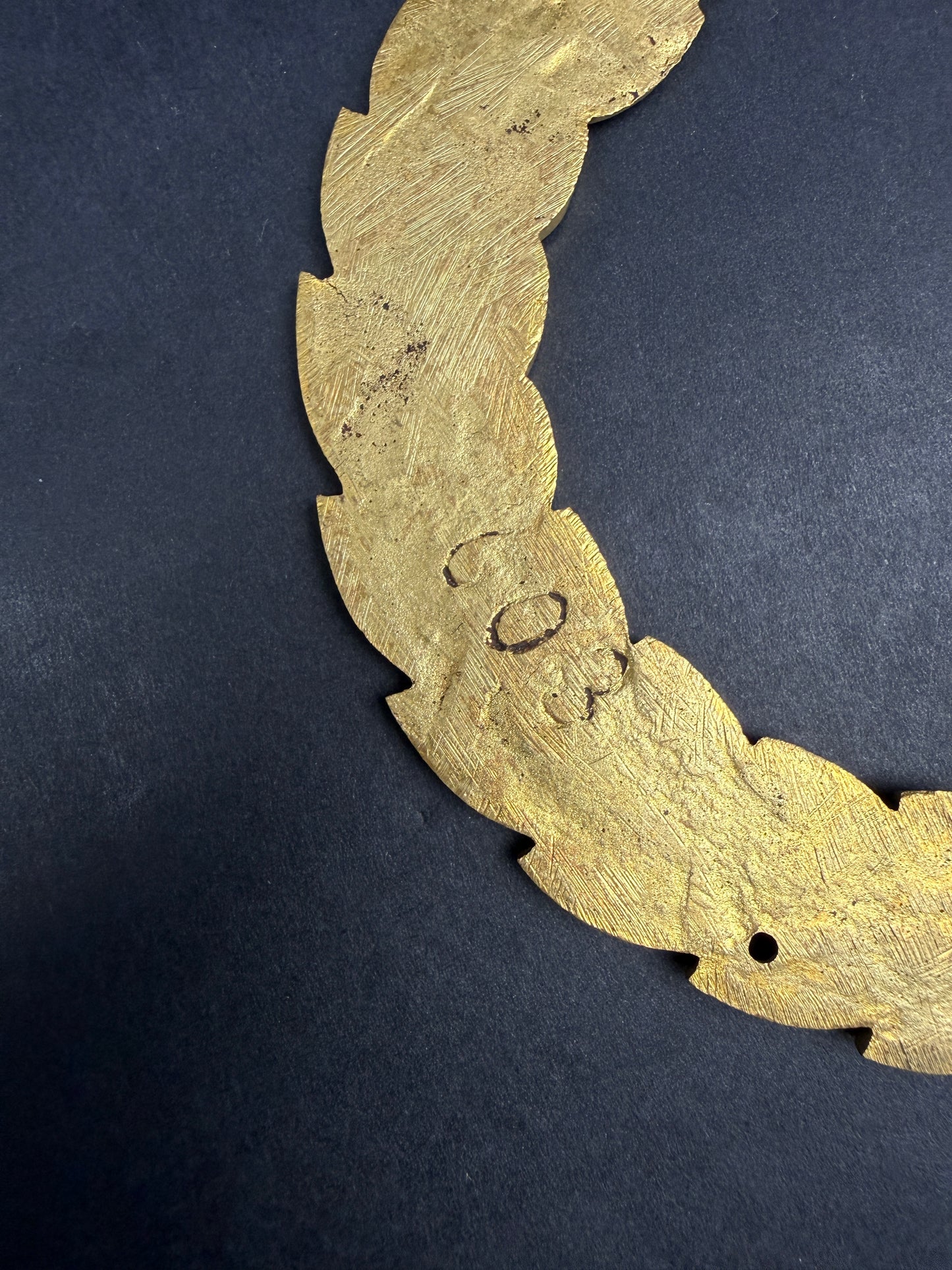 Paire d'ornements en bronze doré, couronnes de lauriers