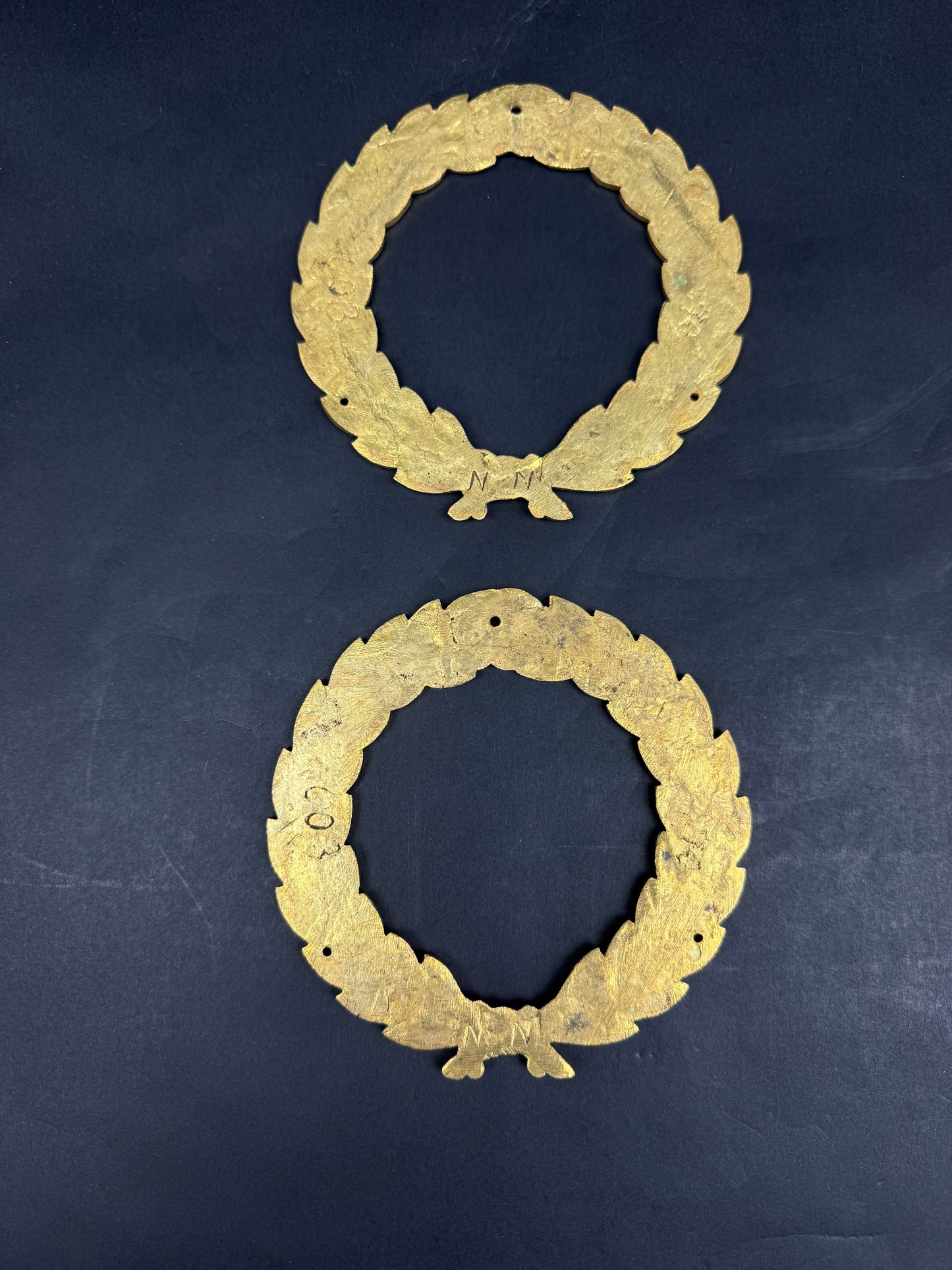 Paire d'ornements en bronze doré, couronnes de lauriers