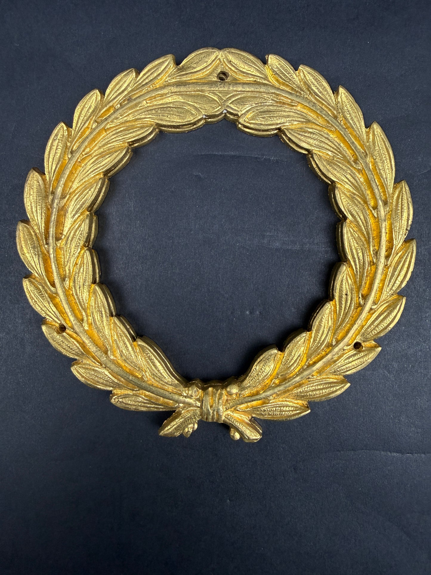 Paire d'ornements en bronze doré, couronnes de lauriers
