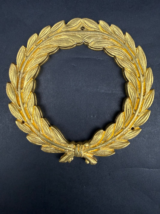 Paire d'ornements en bronze doré, couronnes de lauriers