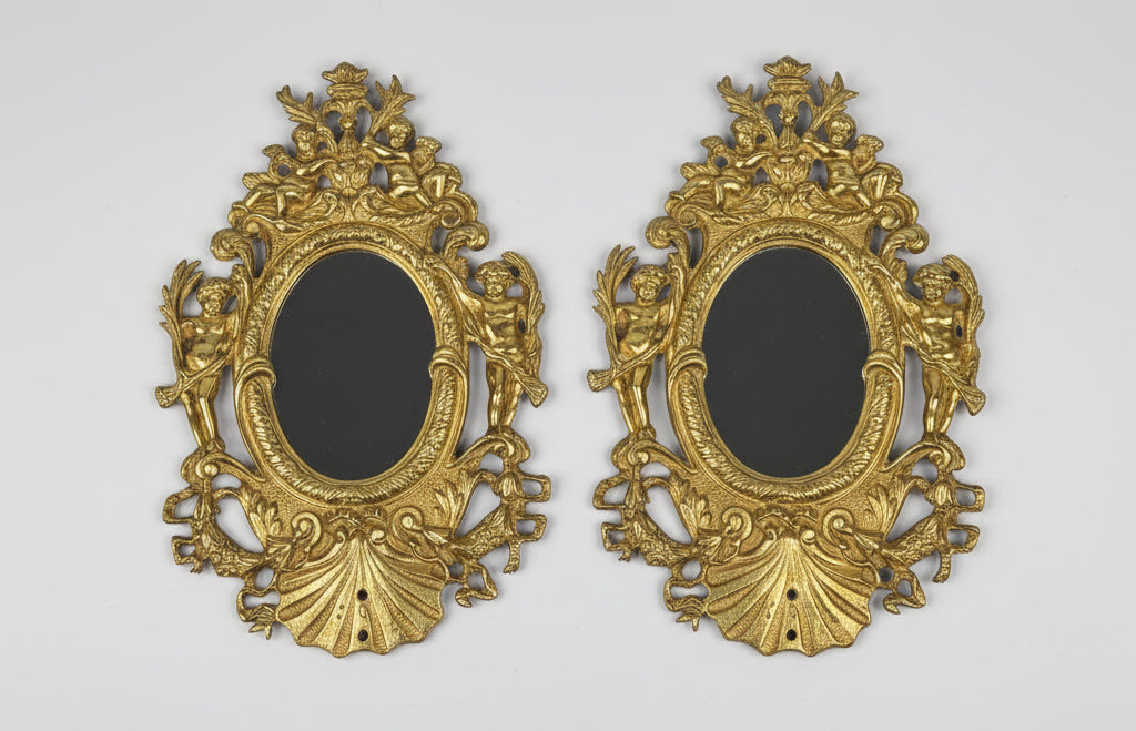 Paire de petits miroirs en bronze à décor de putti