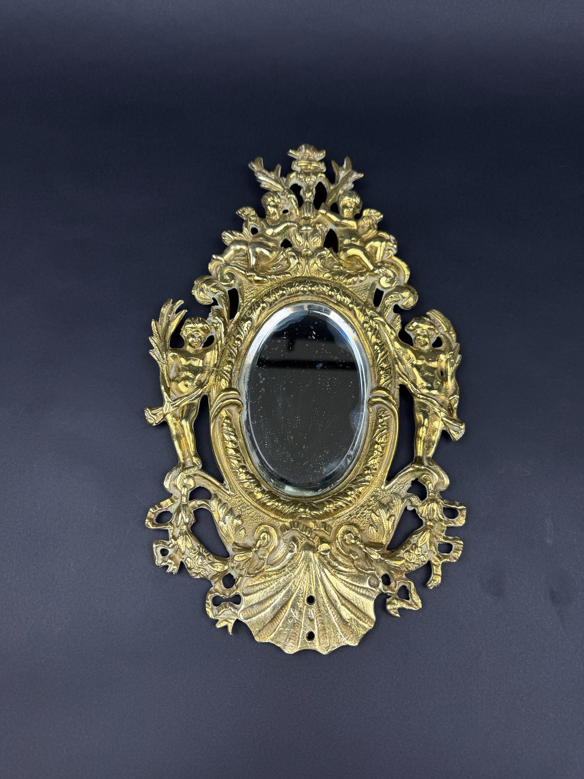 Paire de petits miroirs en bronze à décor de putti