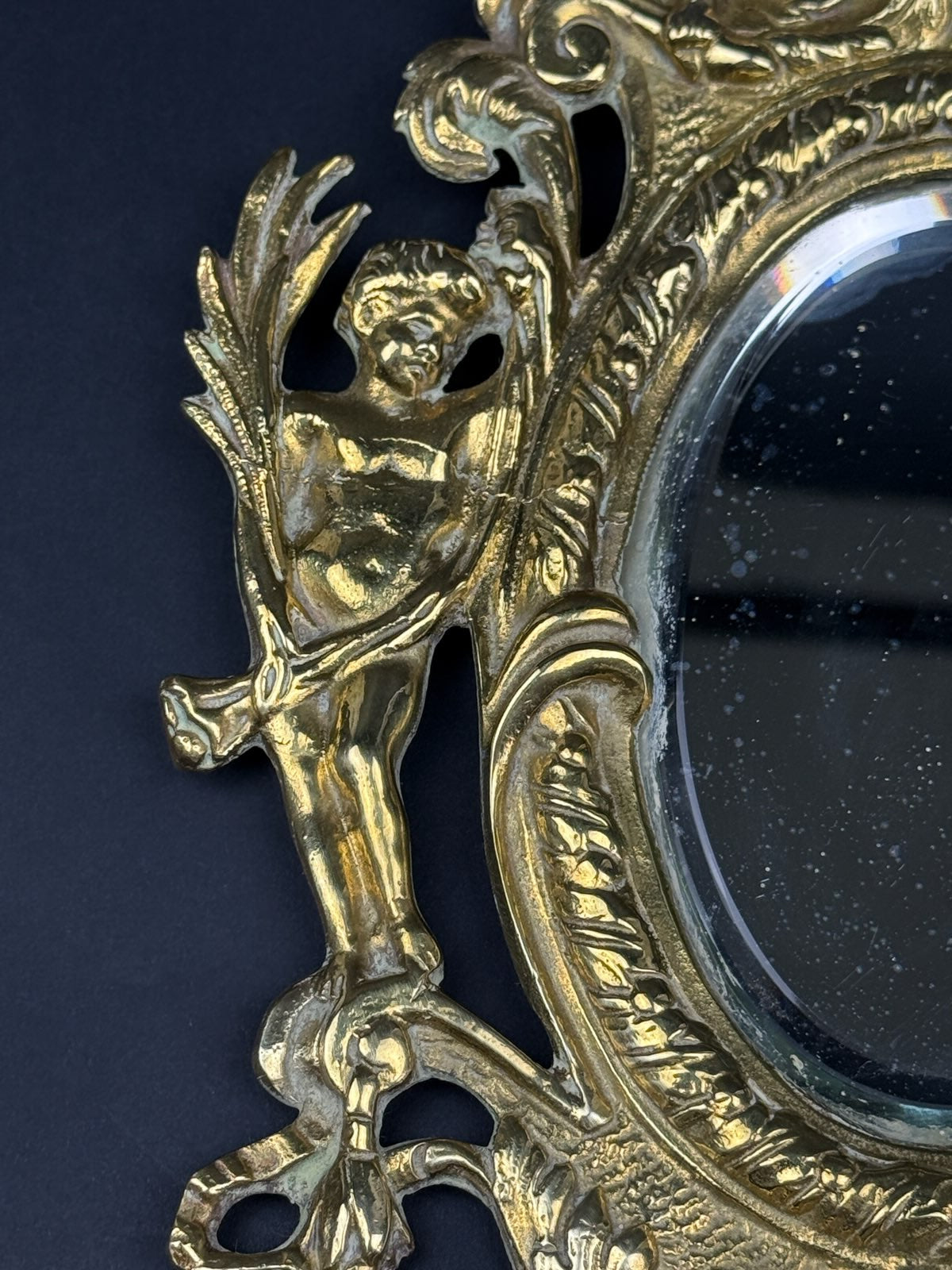 Paire de petits miroirs en bronze à décor de putti