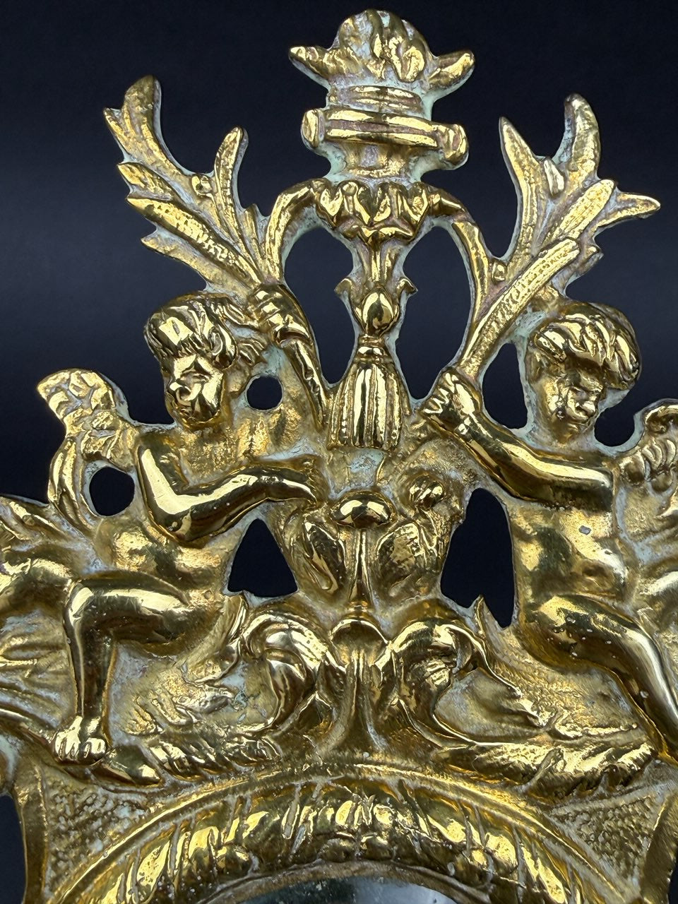Paire de petits miroirs en bronze à décor de putti