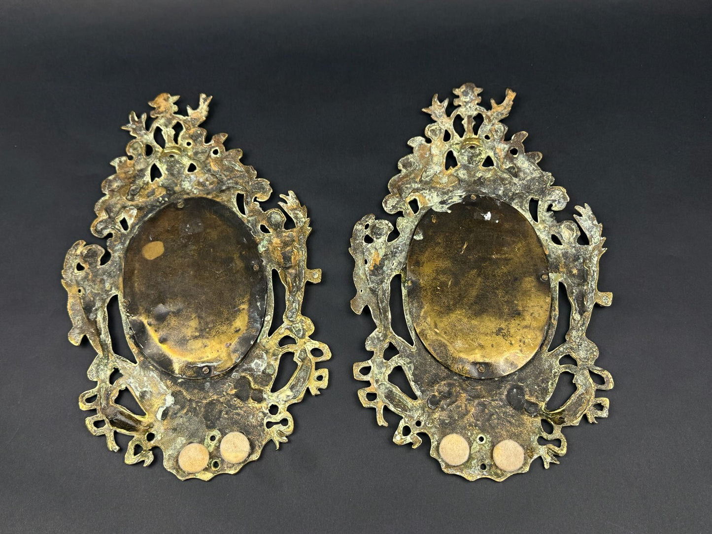 Paire de petits miroirs en bronze à décor de putti