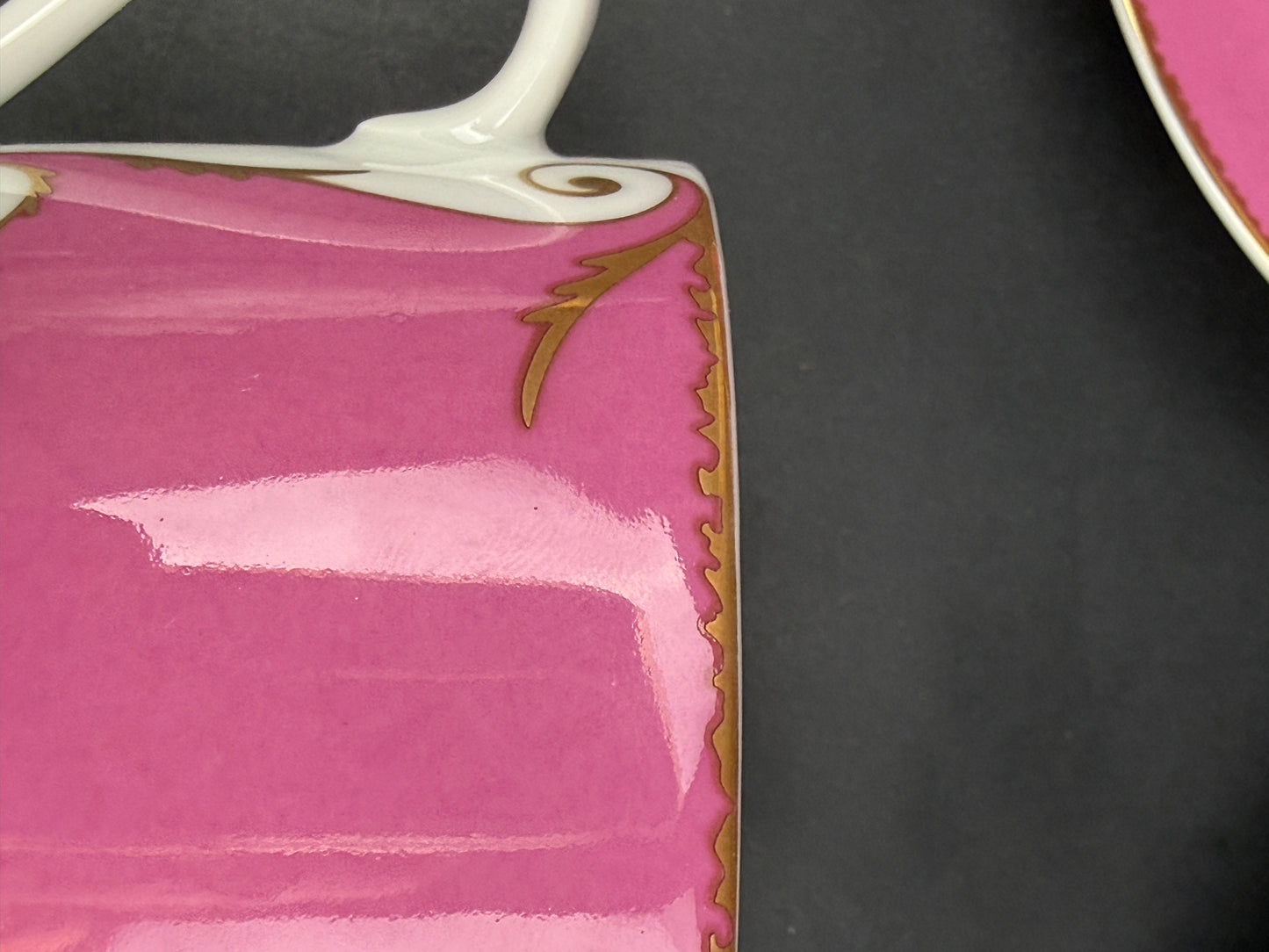 Christian Lacroix, Suite de 2 tasses à déjeuner modèle Follement