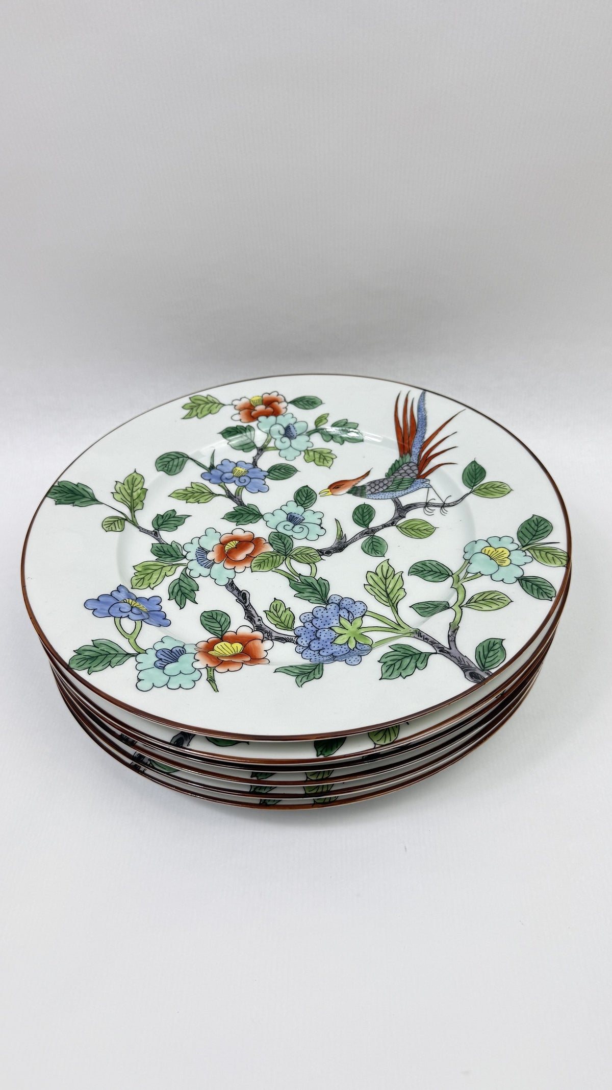 Pile de 6 assiettes Porcelaine de Paris pour Tiffany & Co, décor oiseau et pivoines