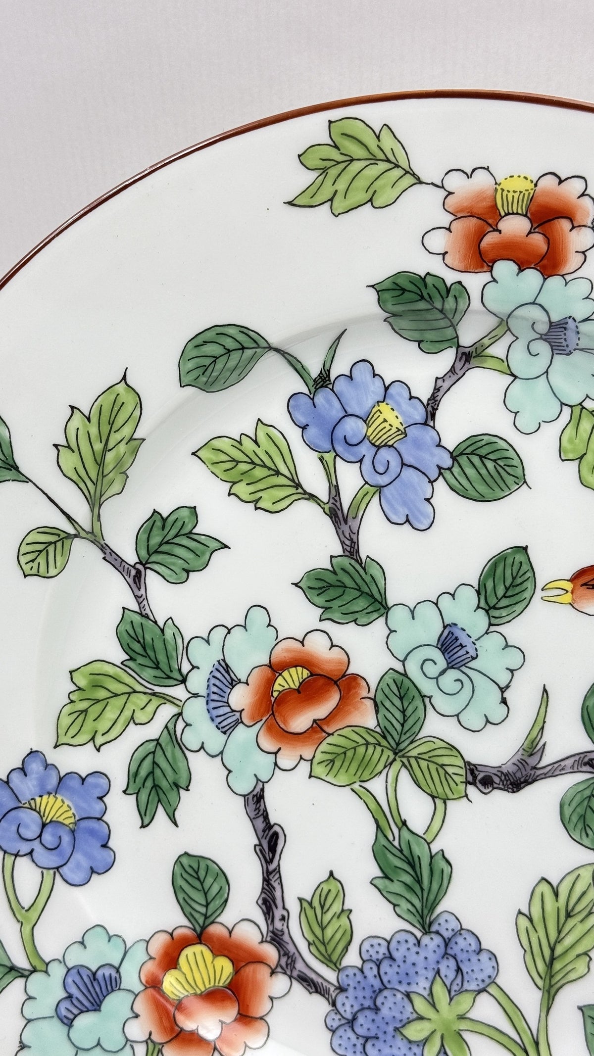 Assiette Porcelaine de Paris pour Tiffany & Co, détail des pivoines peintes à la main