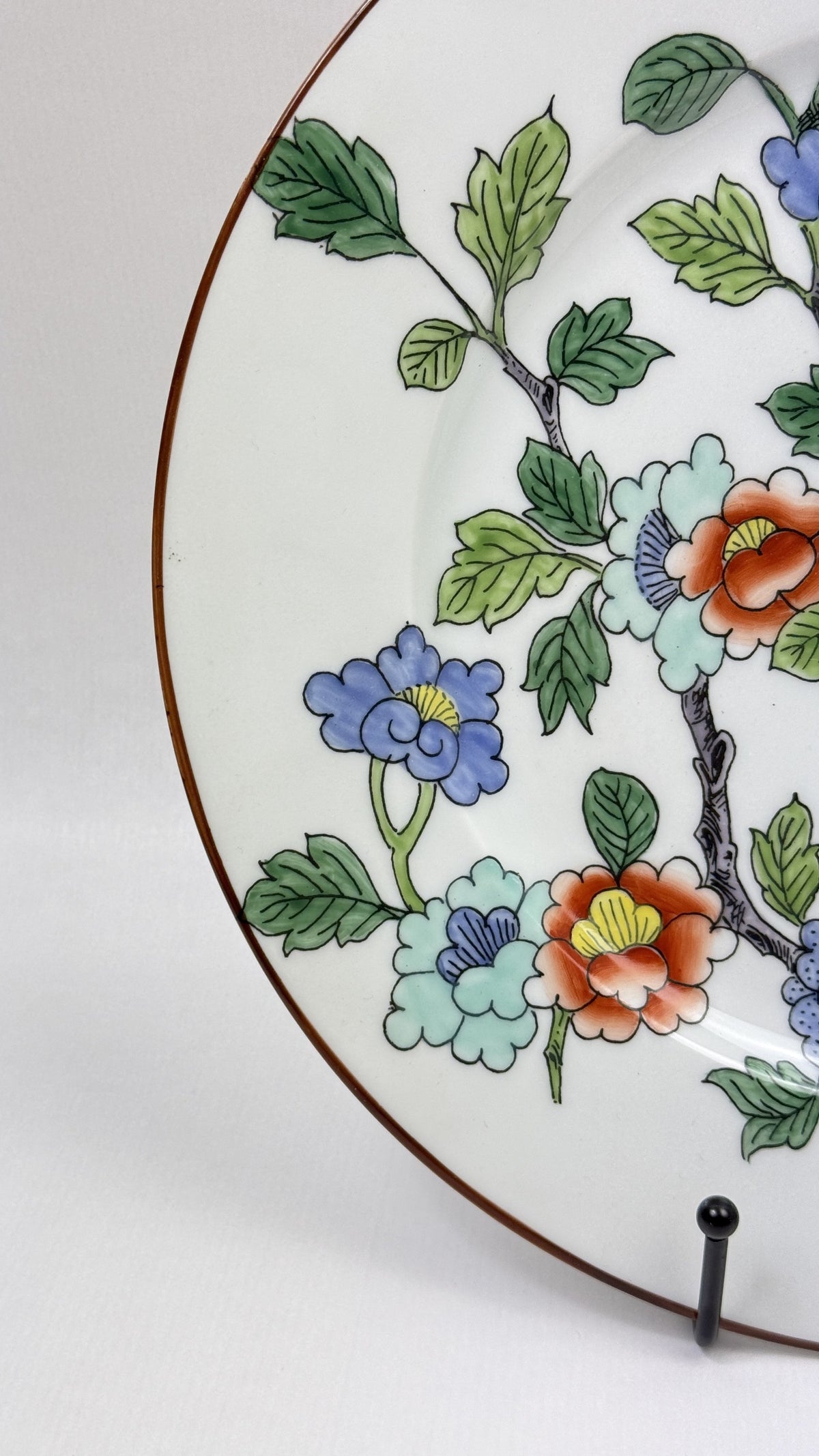 Assiette Porcelaine de Paris pour Tiffany & Co, détail du décor floral et du filet brun