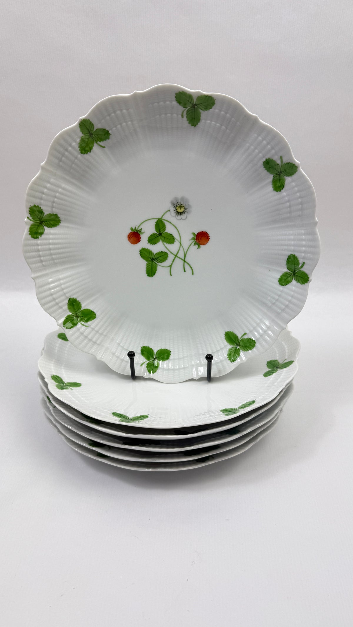 6 assiettes plates 25 cm porcelaine de Limoges Giraud, décor fraises des bois peint main Le Chambrelain