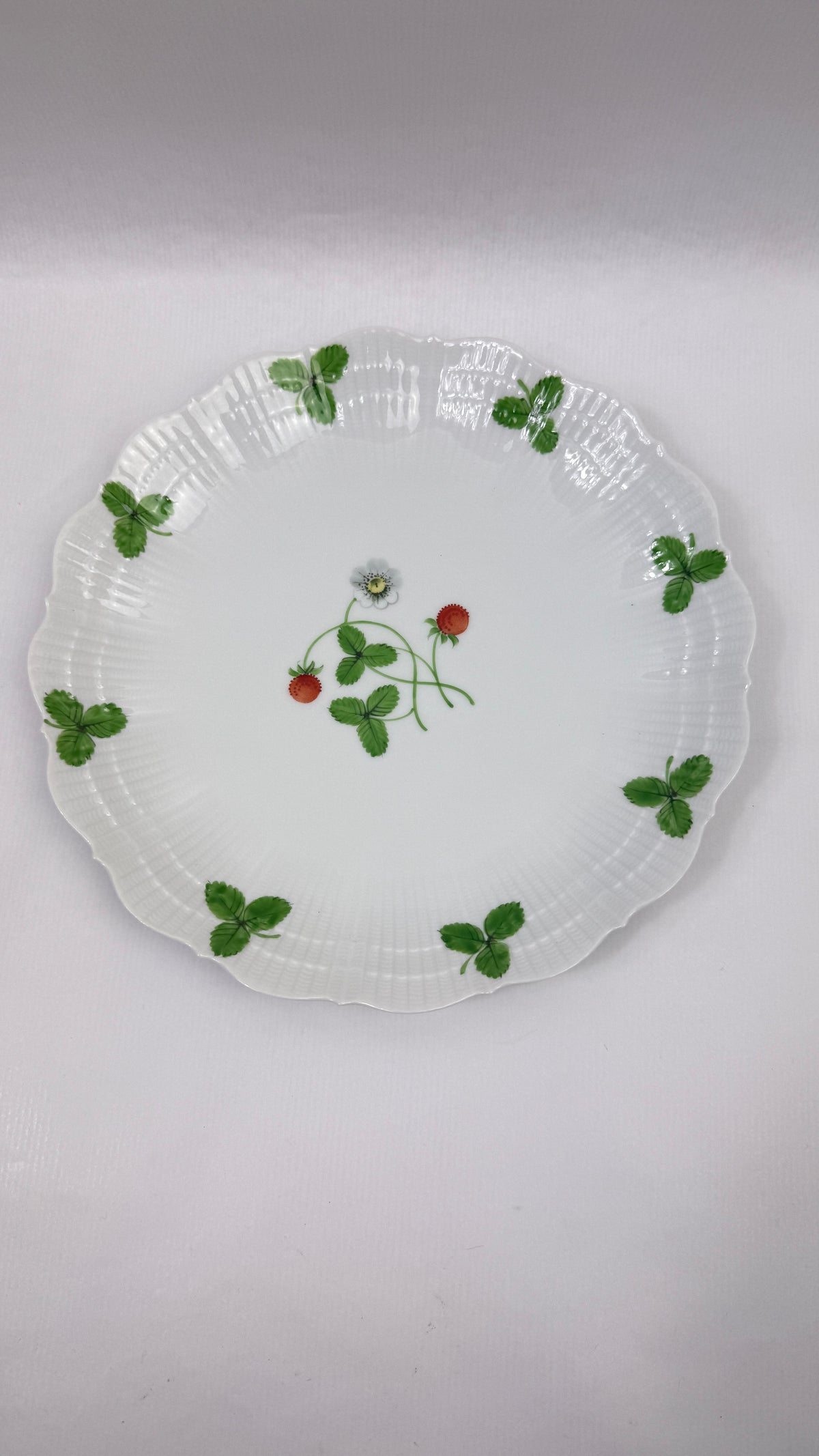 6 assiettes plates 25 cm porcelaine de Limoges Giraud, décor fraises des bois peint main Le Chambrelain