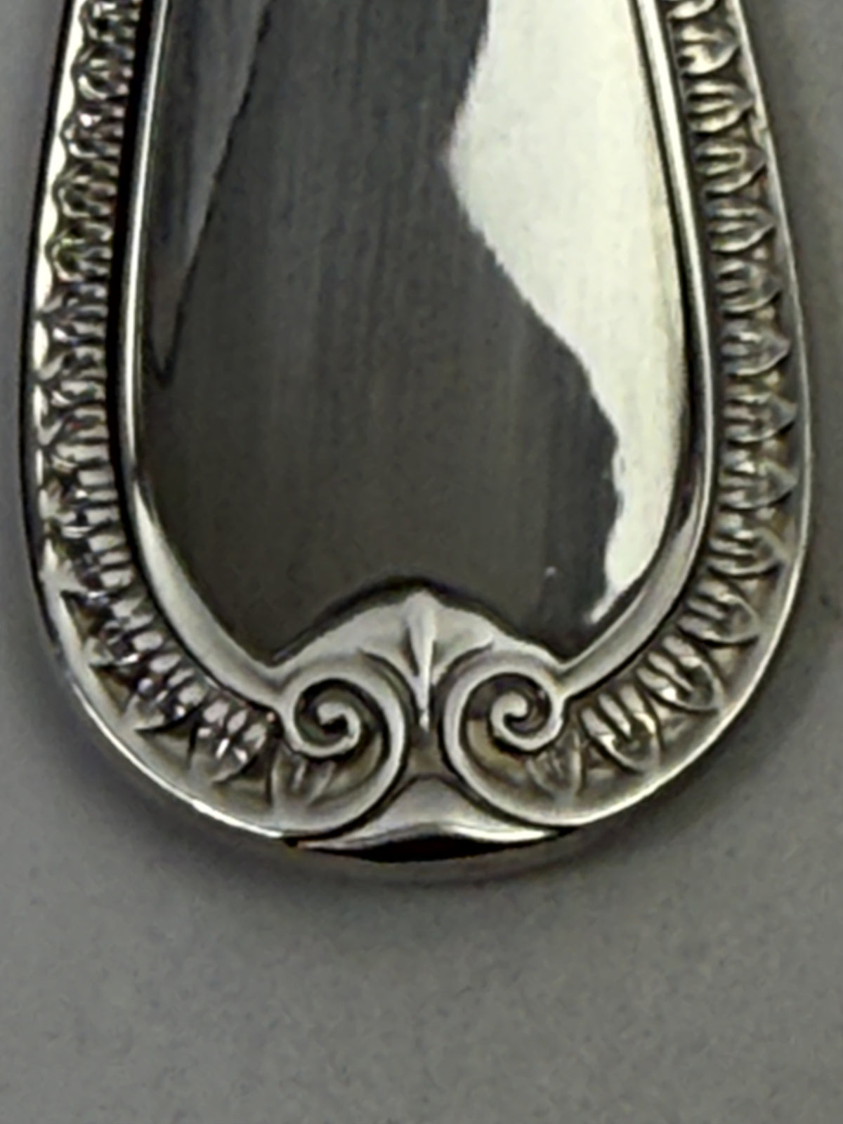 Christofle Malmaison, détail du dos de la spatule