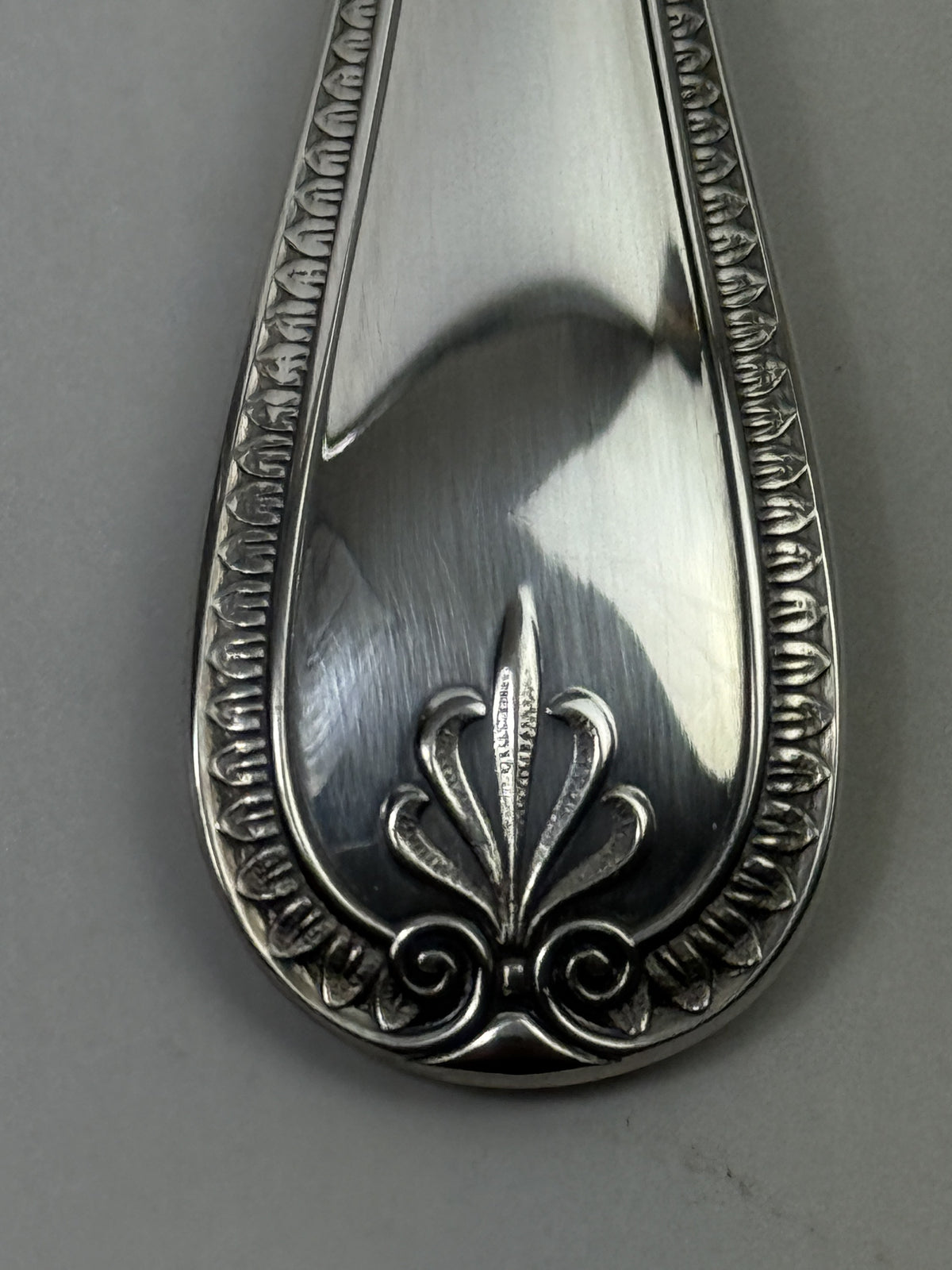Christofle Malmaison, détail de la palmette et de la frise sur la spatule