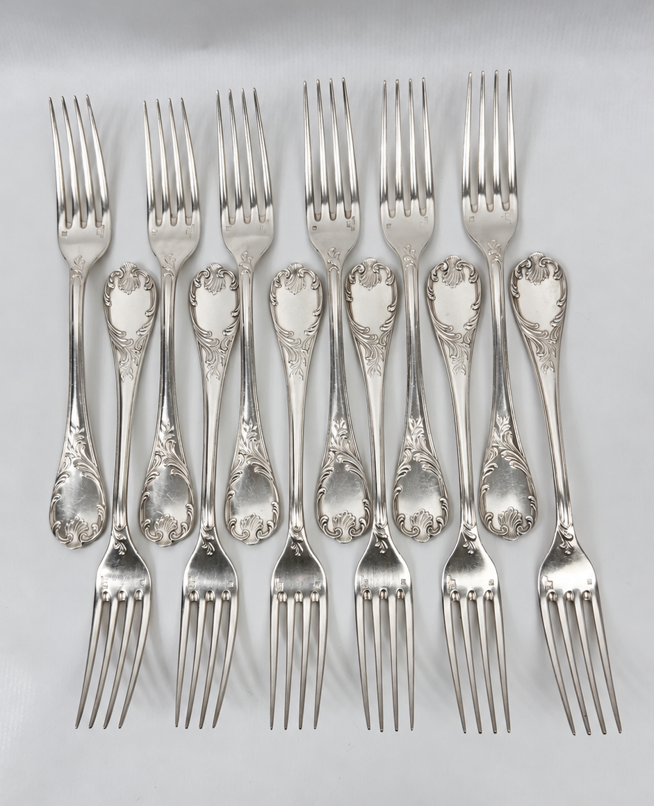 Ensemble de 12 fourchettes de table Christofle Marly en métal argenté