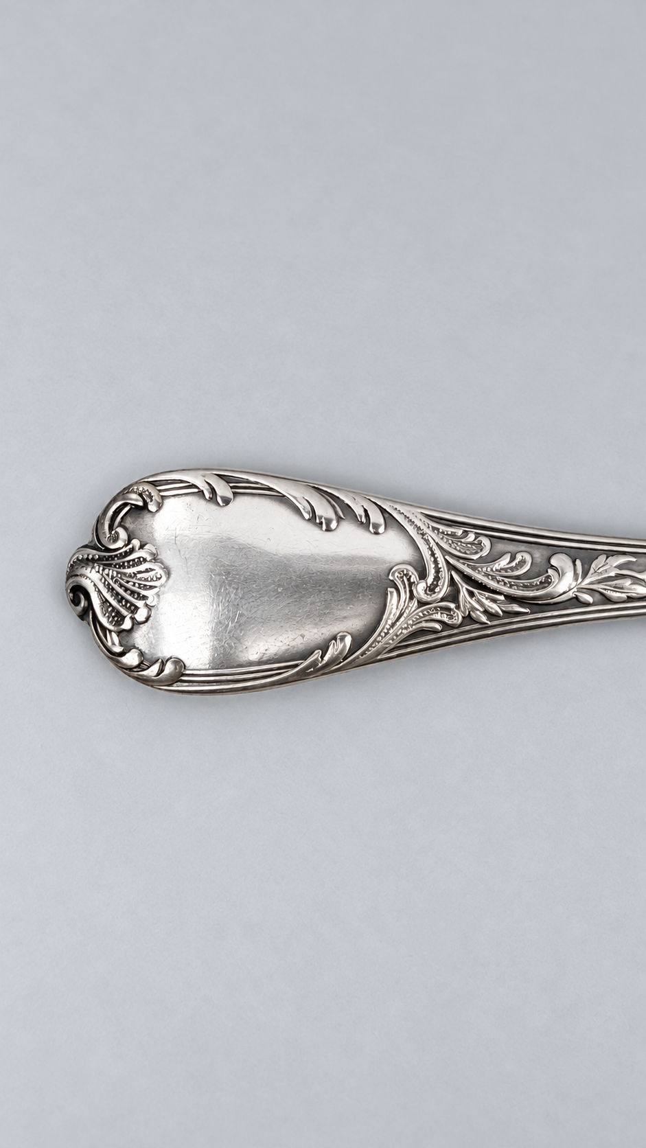 Décor d’un manche de cuillère Marly et rayures d’usage