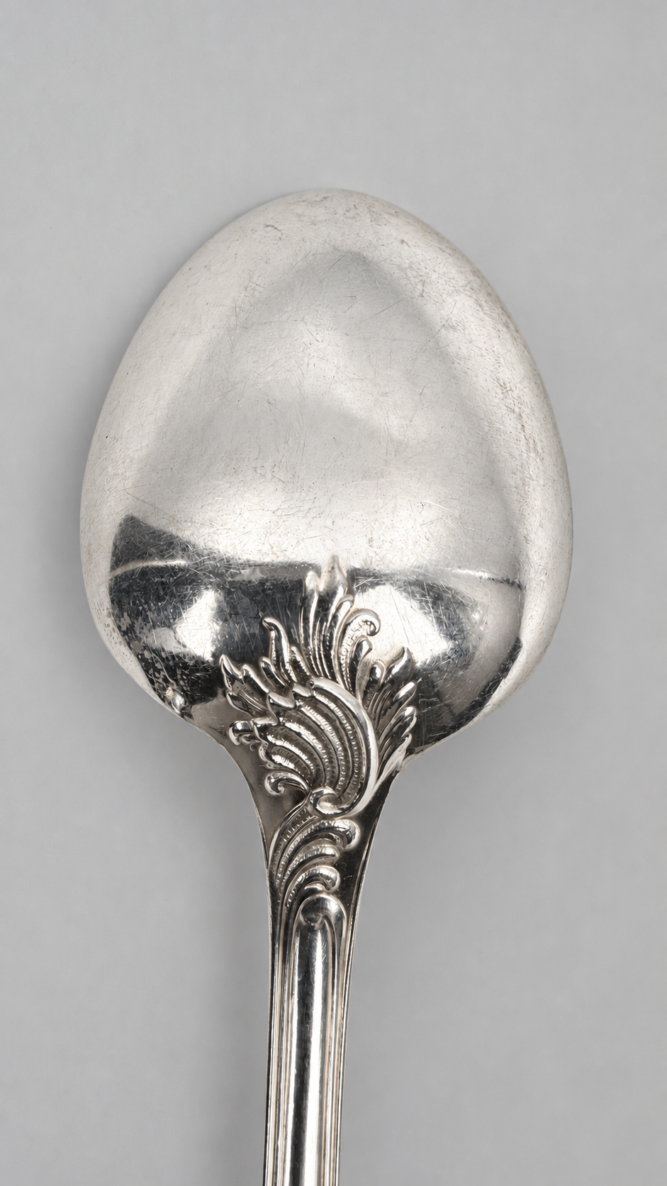 Revers du cuilleron et décor à coquille Christofle Marly