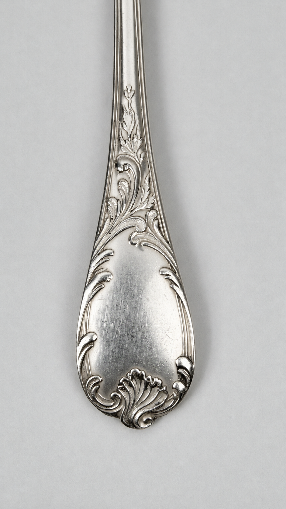 Détail du décor rocaille du manche de la fourchette Christofle Marly
