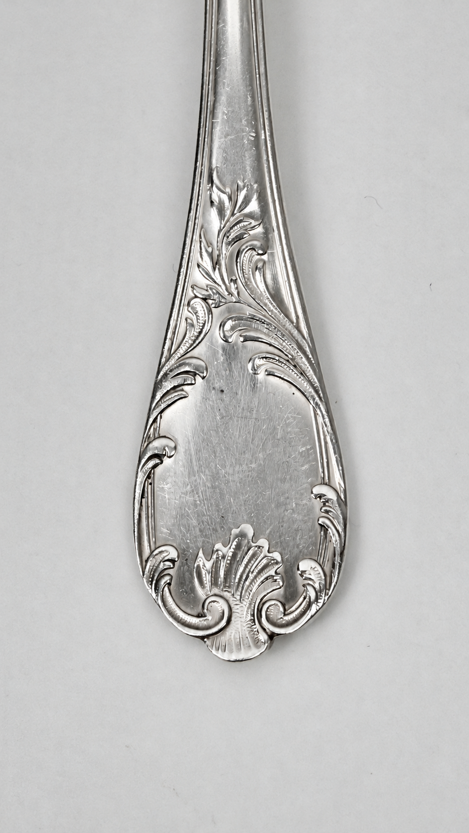 Détail du revers du manche de la fourchette Christofle Marly