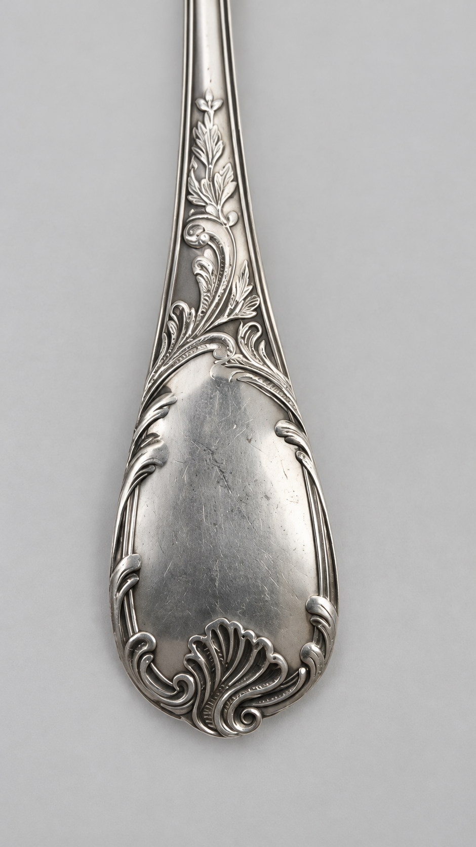 Détail du décor rocaille du manche d’une fourchette à gâteau Christofle Marly
