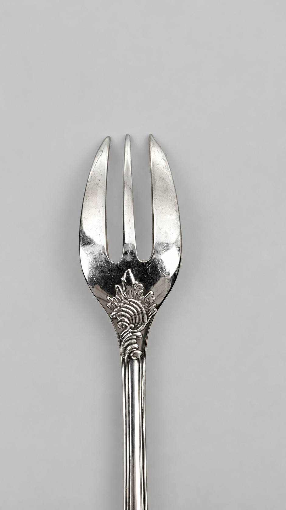 Revers de la tête à trois dents d’une fourchette à gâteau Christofle Marly