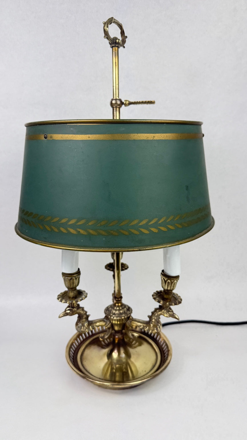 Lampe bouillotte aux griffons, abat-jour vert et doré, vue d’ensemble