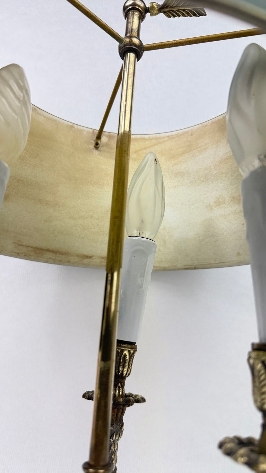 Lampe bouillotte aux griffons, détail et état