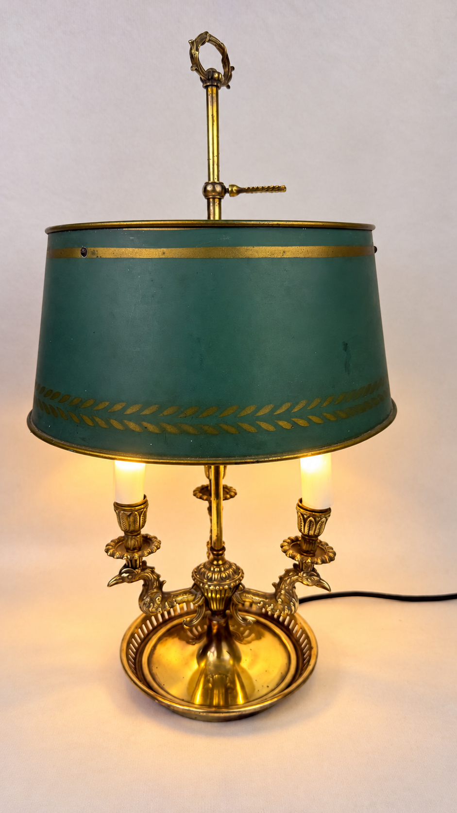 Lampe bouillotte aux griffons allumée — simulation d’éclairage