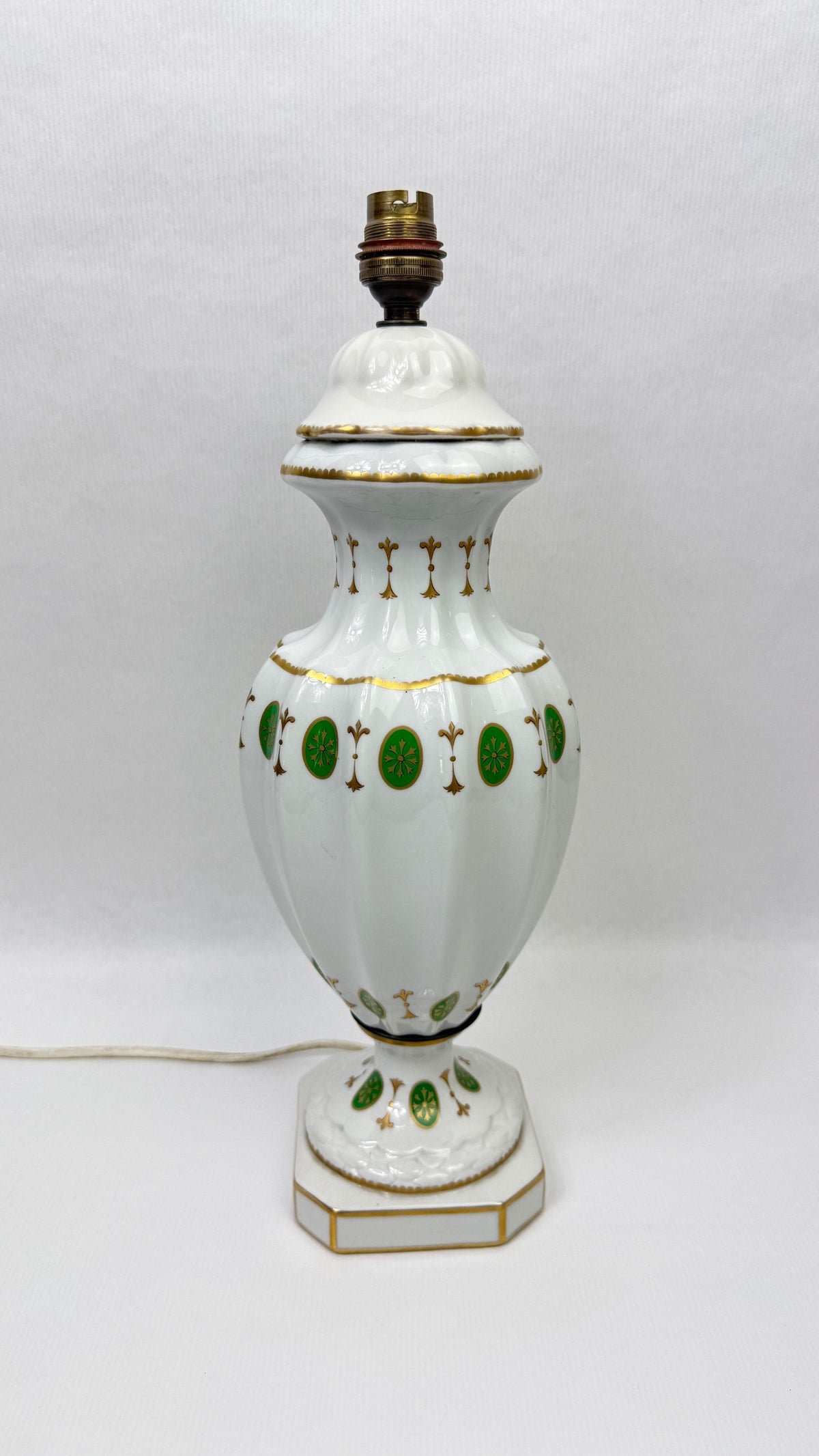 Porcelaine de Paris – Pied de lampe modèle Médaillon Louis XVI, médaillons verts et or – 41 cm