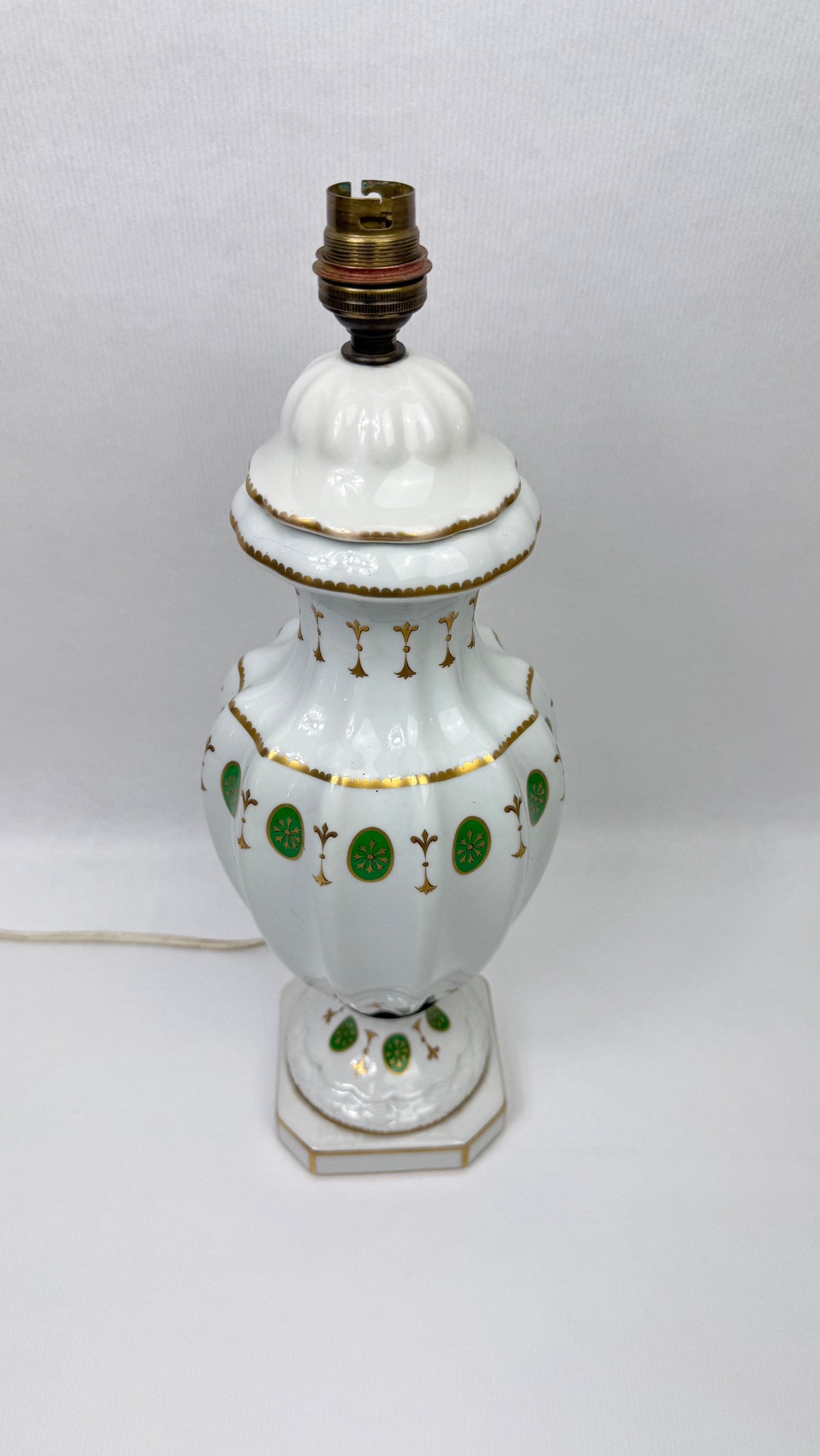 Porcelaine de Paris – Pied de lampe modèle Médaillon Louis XVI, médaillons verts et or – 41 cm