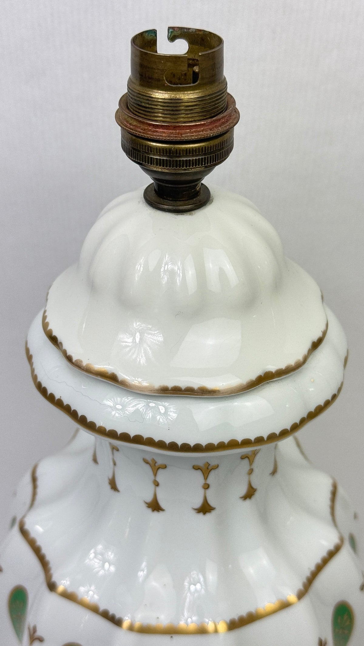 Porcelaine de Paris – Pied de lampe modèle Médaillon Louis XVI, médaillons verts et or – 41 cm