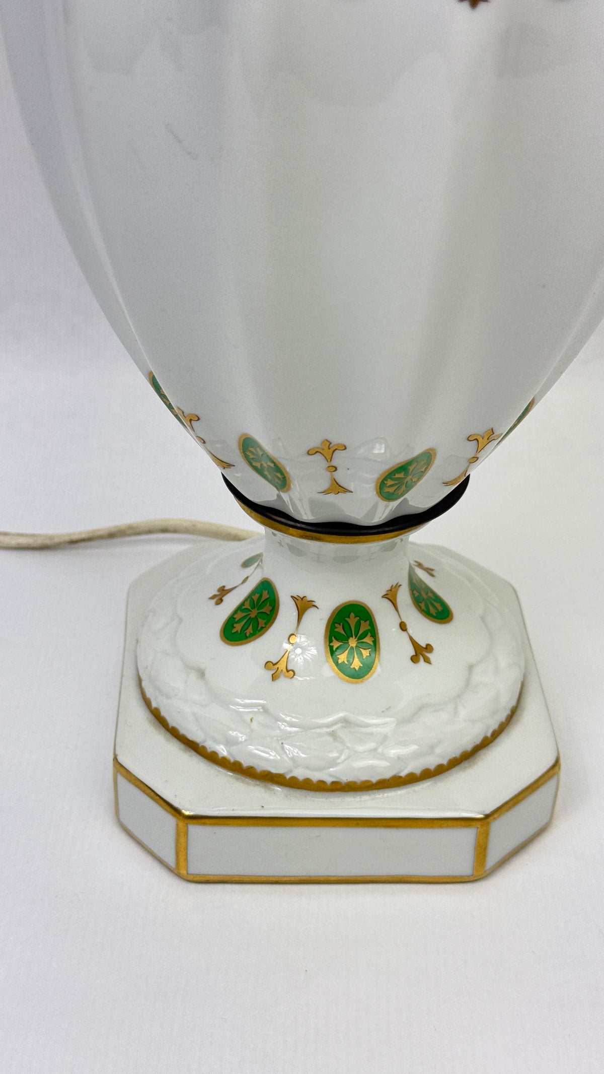 Porcelaine de Paris – Pied de lampe modèle Médaillon Louis XVI, médaillons verts et or – 41 cm