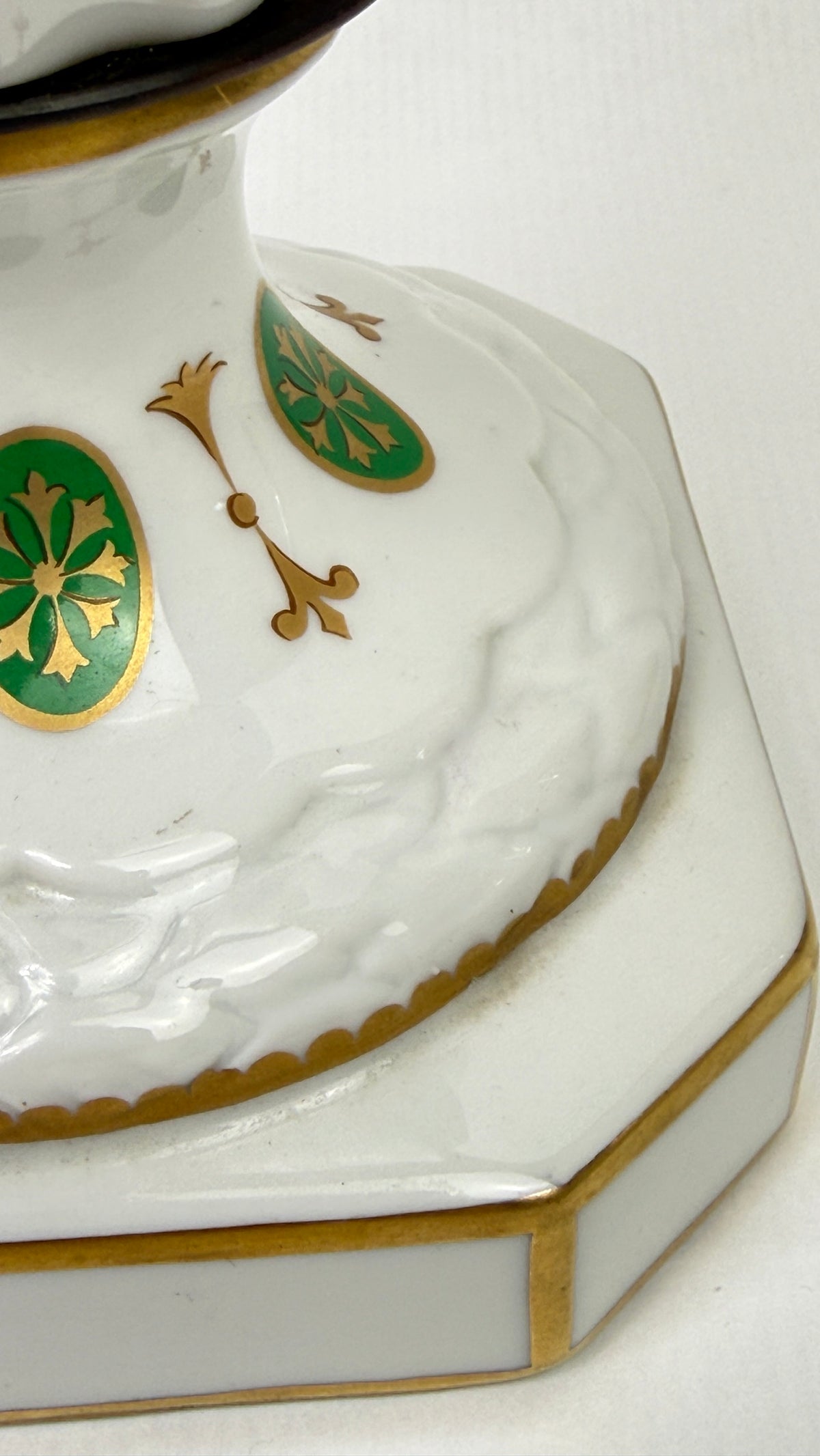 Porcelaine de Paris – Pied de lampe modèle Médaillon Louis XVI, médaillons verts et or – 41 cm