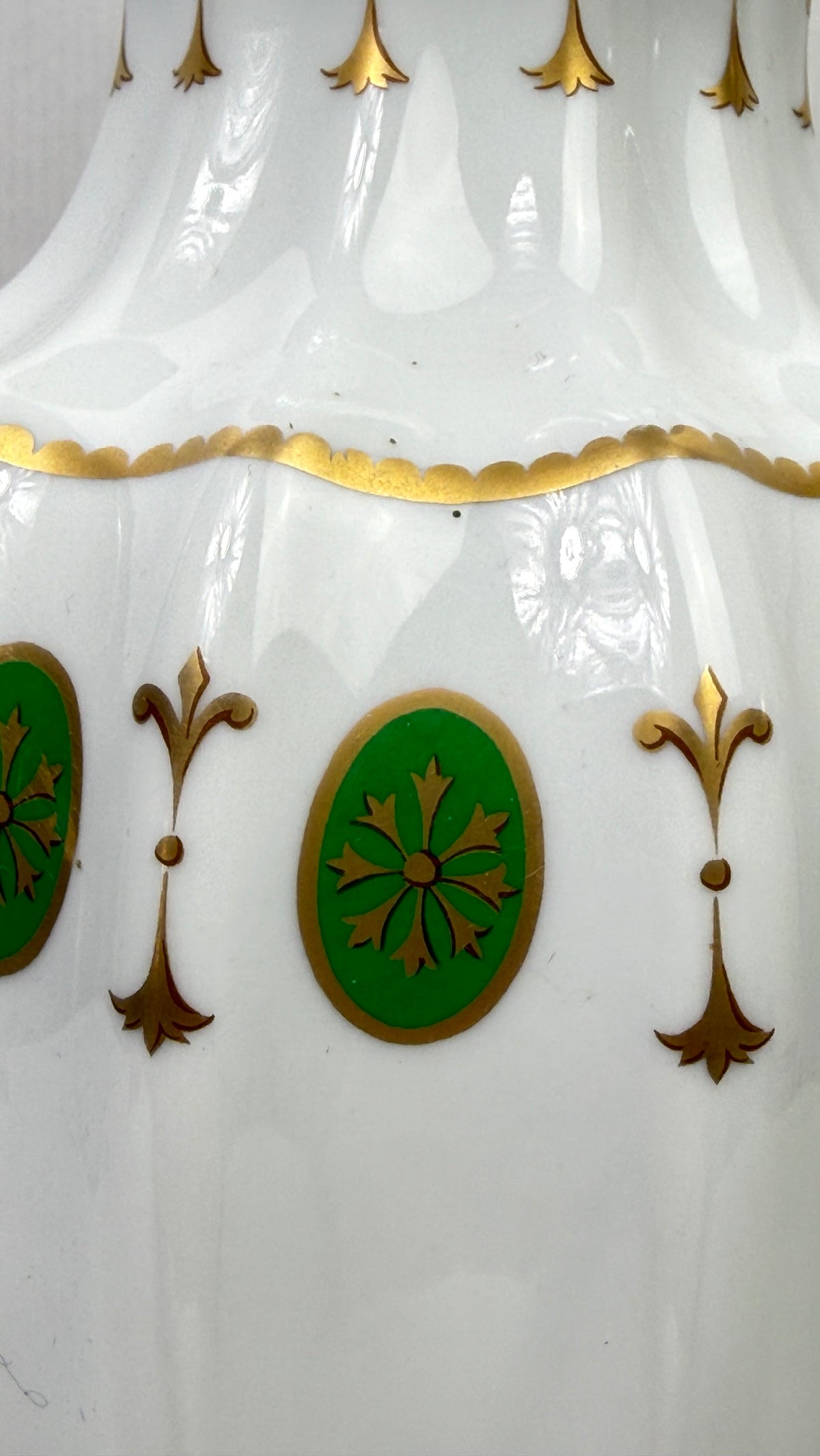 Porcelaine de Paris – Pied de lampe modèle Médaillon Louis XVI, médaillons verts et or – 41 cm