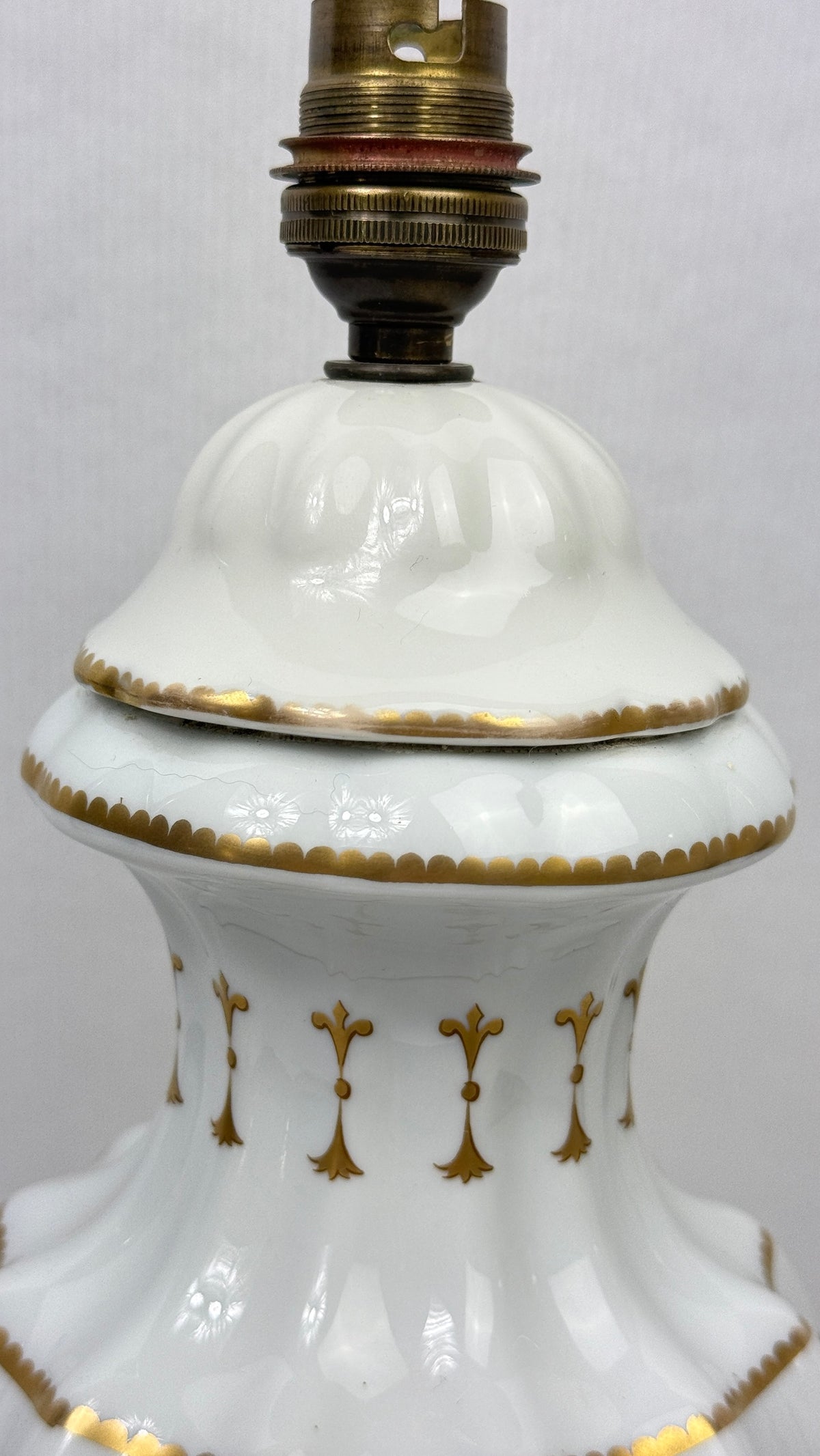 Porcelaine de Paris – Pied de lampe modèle Médaillon Louis XVI, médaillons verts et or – 41 cm