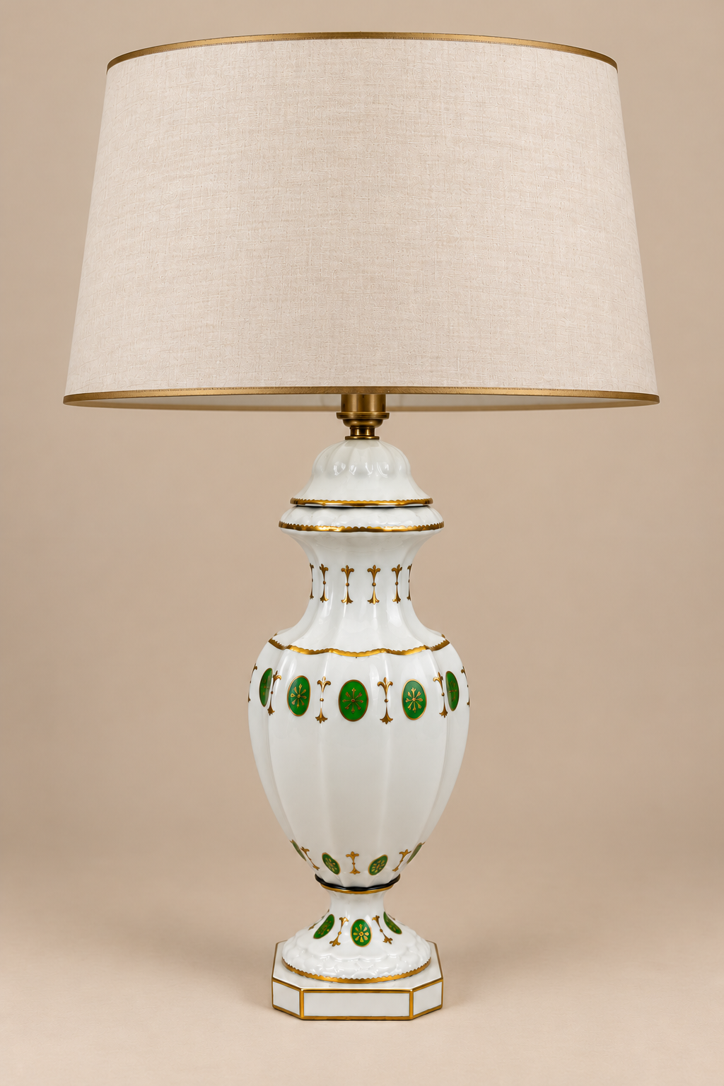 Porcelaine de Paris – Pied de lampe modèle Médaillon Louis XVI, médaillons verts et or – 41 cm