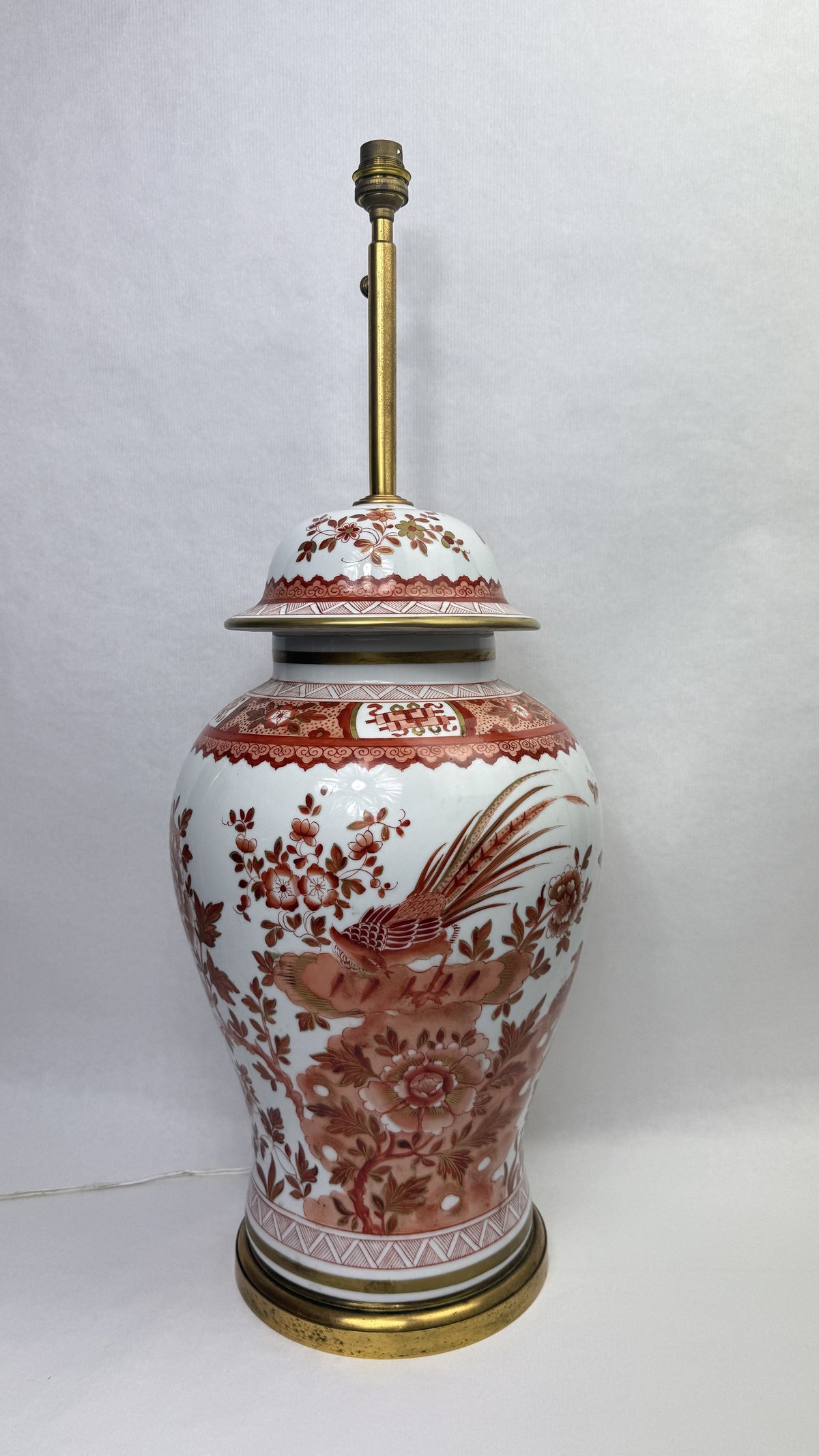 Grande lampe potiche couverte en porcelaine, décor rouge de fer et or, vue d'ensemble