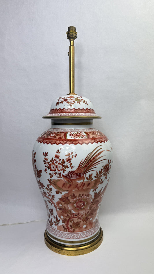 Grande lampe potiche couverte en porcelaine, décor rouge de fer et or, vue d'ensemble