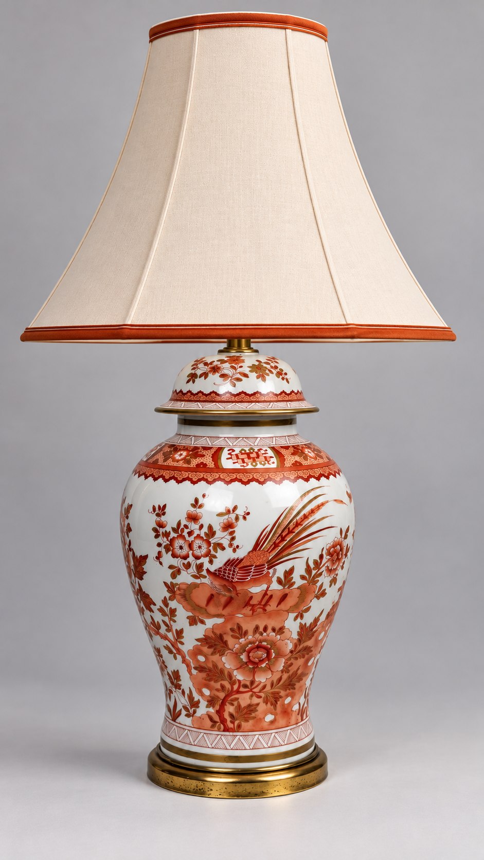 Lampe potiche en porcelaine rouge de fer et or, suggestion de présentation avec abat-jour (non fourni)