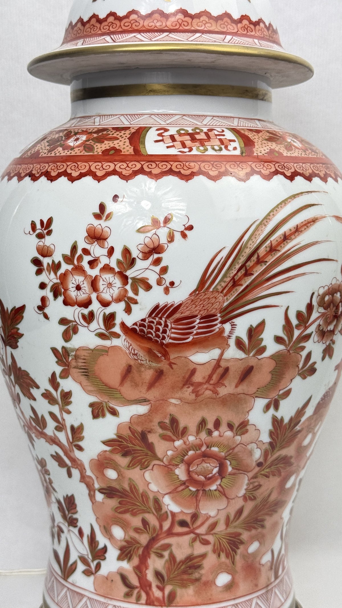 Lampe potiche en porcelaine, décor au faisan sur un rocher percé et pivoines