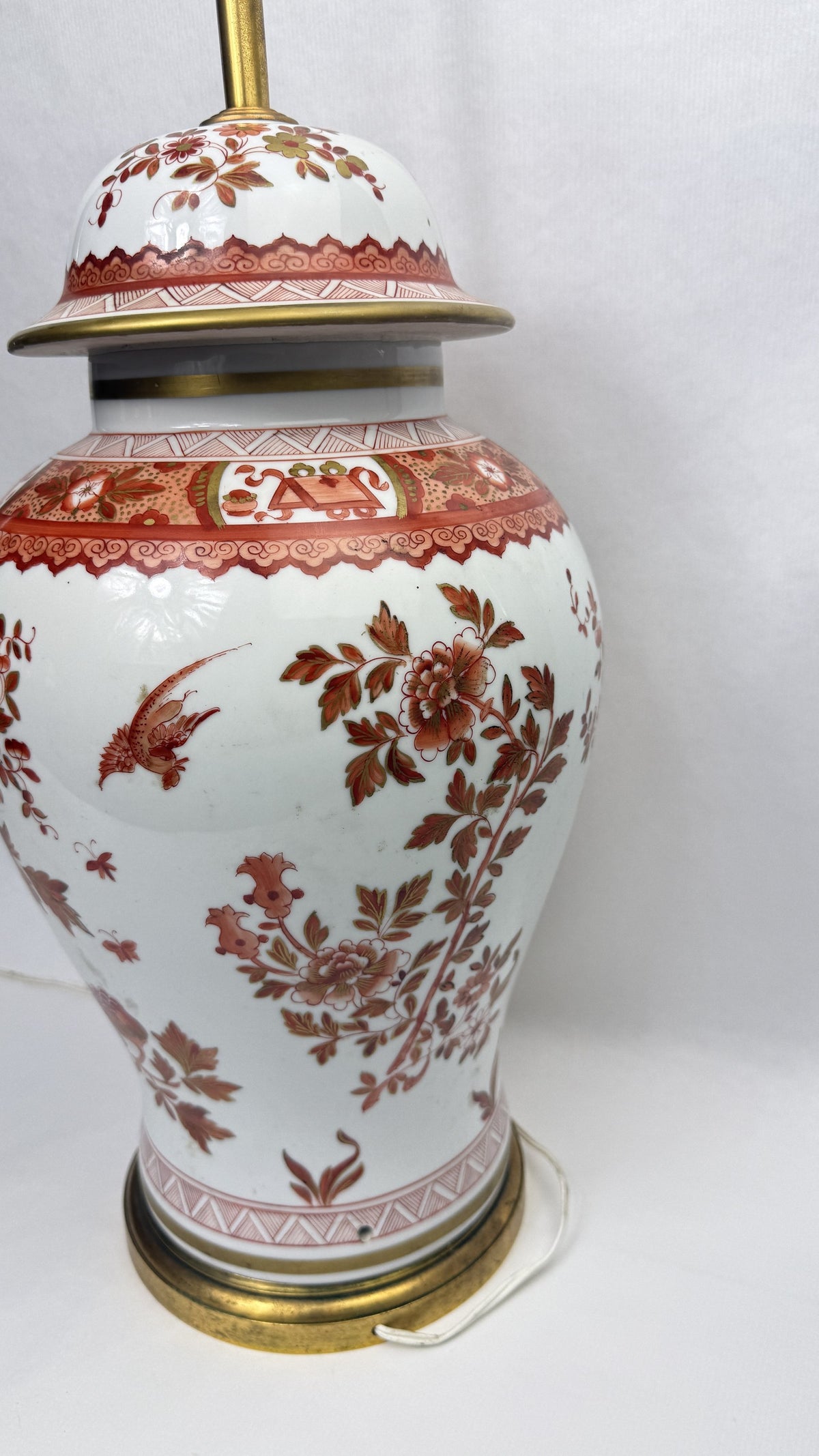 Lampe potiche en porcelaine rouge de fer et or, revers à l'oiseau en vol et branches fleuries