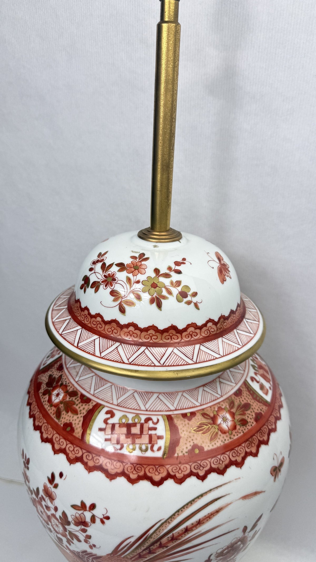 Lampe potiche en porcelaine, couvercle et épaulement à frise de cartouches
