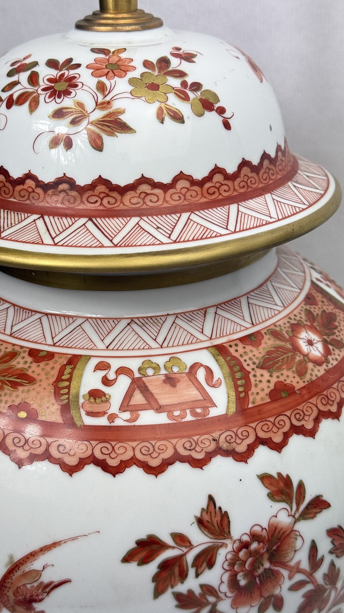Lampe potiche en porcelaine, détail du couvercle et de la frise à fond pointillé d'or