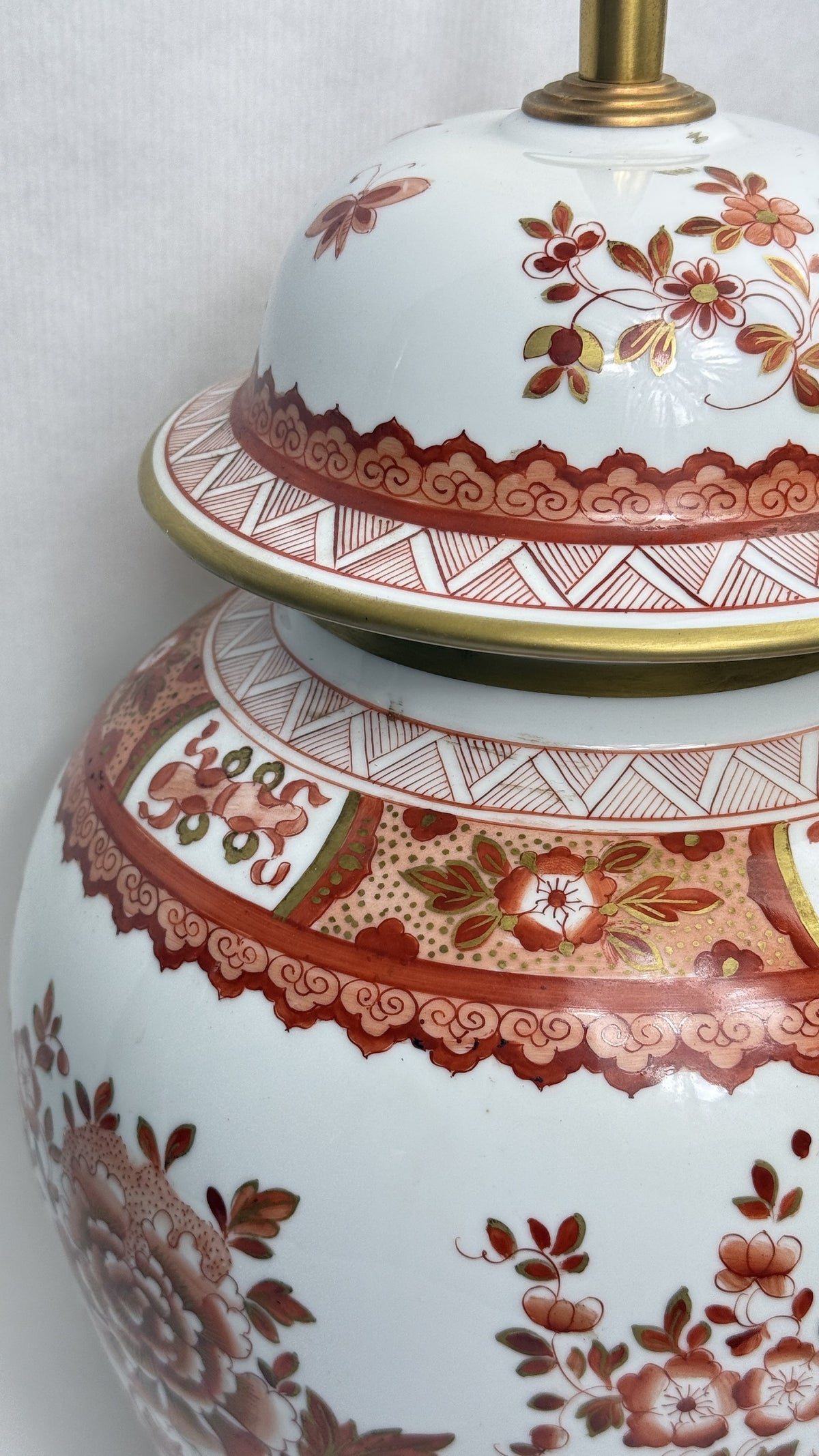 Lampe potiche en porcelaine, détail du couvercle au papillon et de l'épaulement