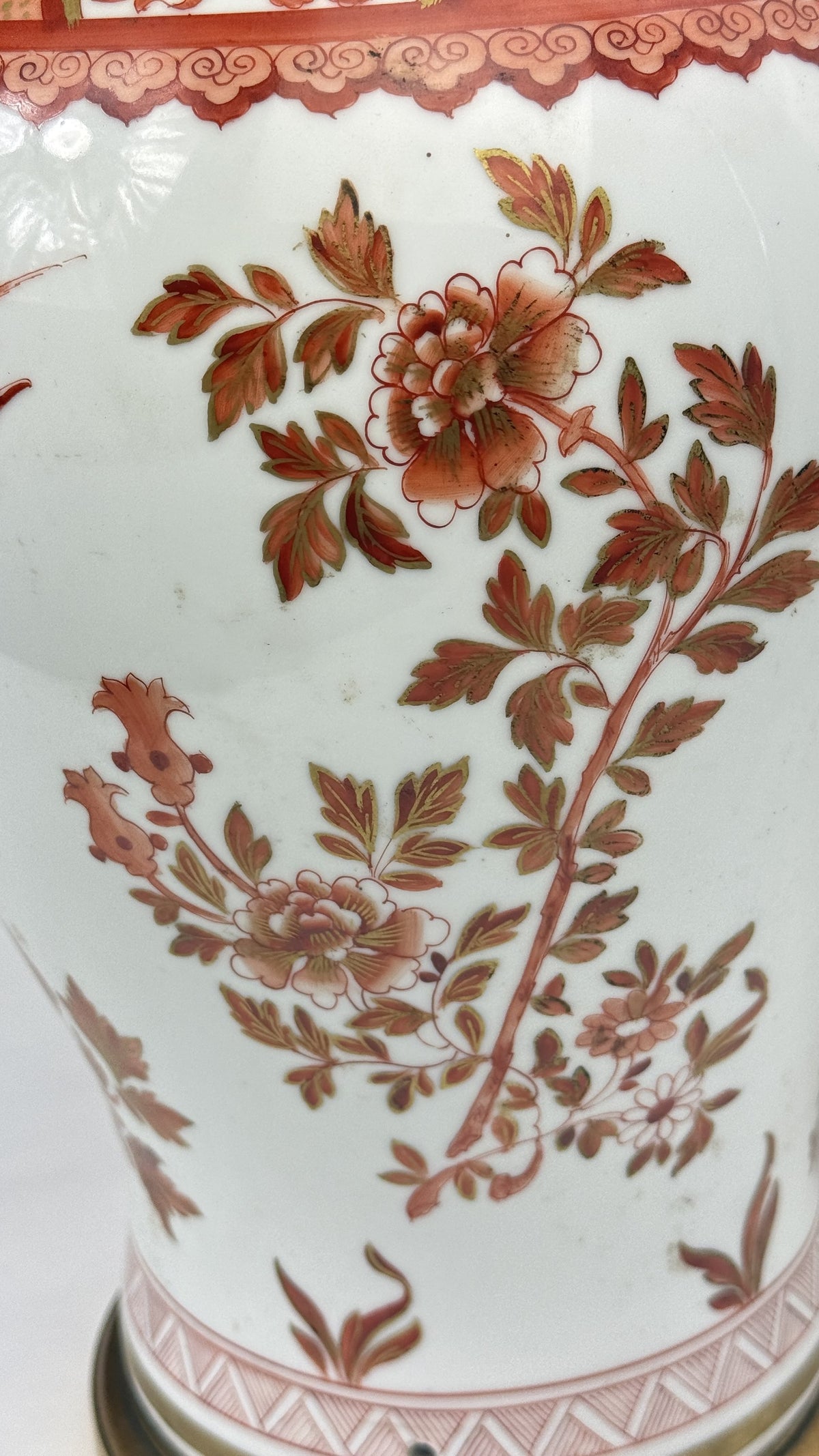 Lampe potiche en porcelaine, détail des pivoines en rouge de fer rehaussé d'or