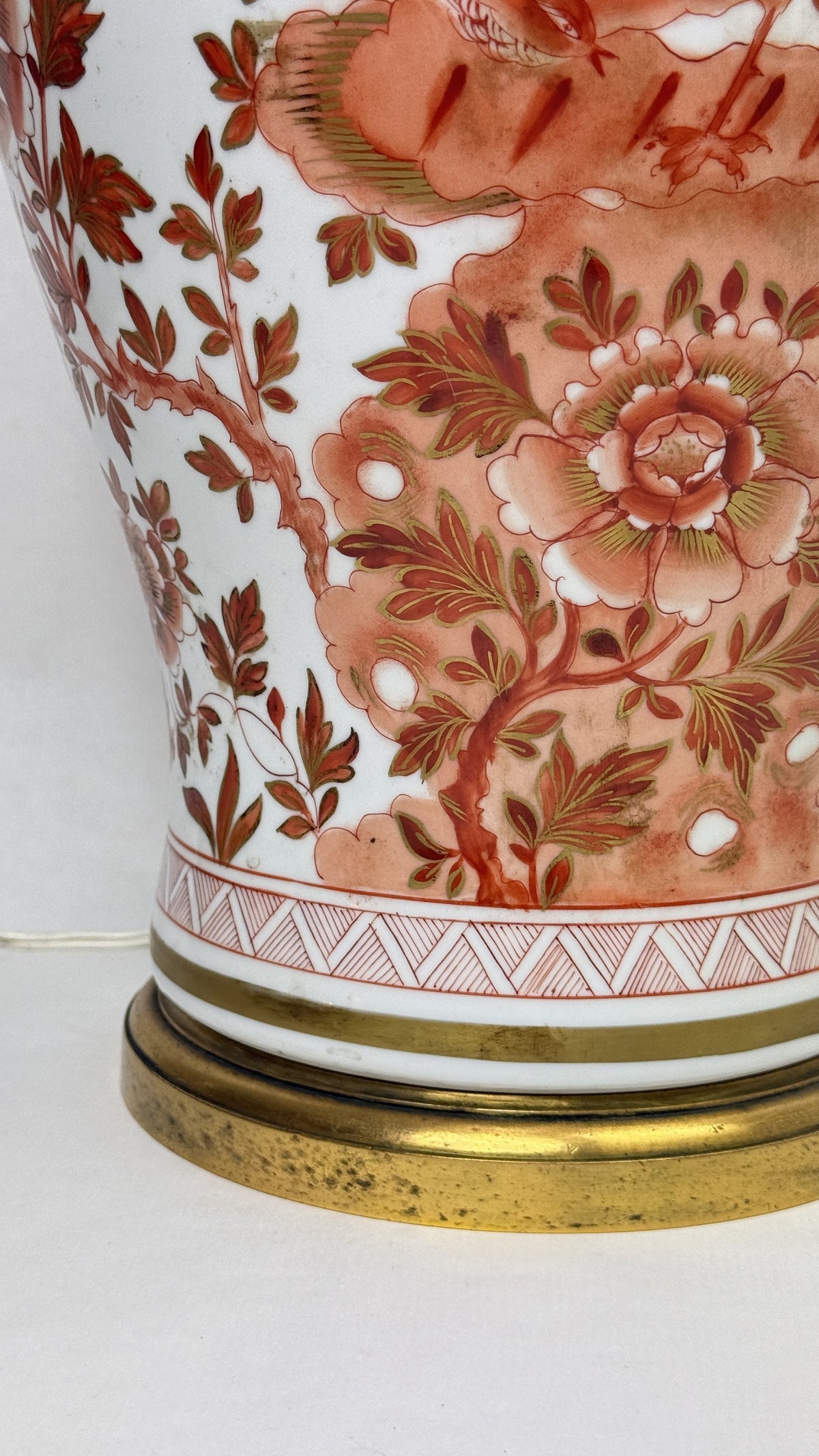 Lampe potiche en porcelaine, détail de la base et du socle en laiton doré