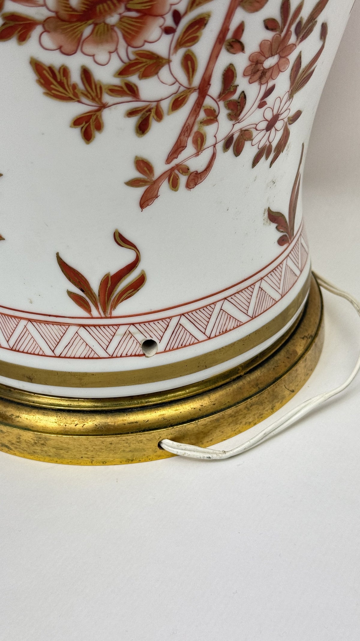 Lampe potiche en porcelaine, perçage à la base et socle en laiton doré