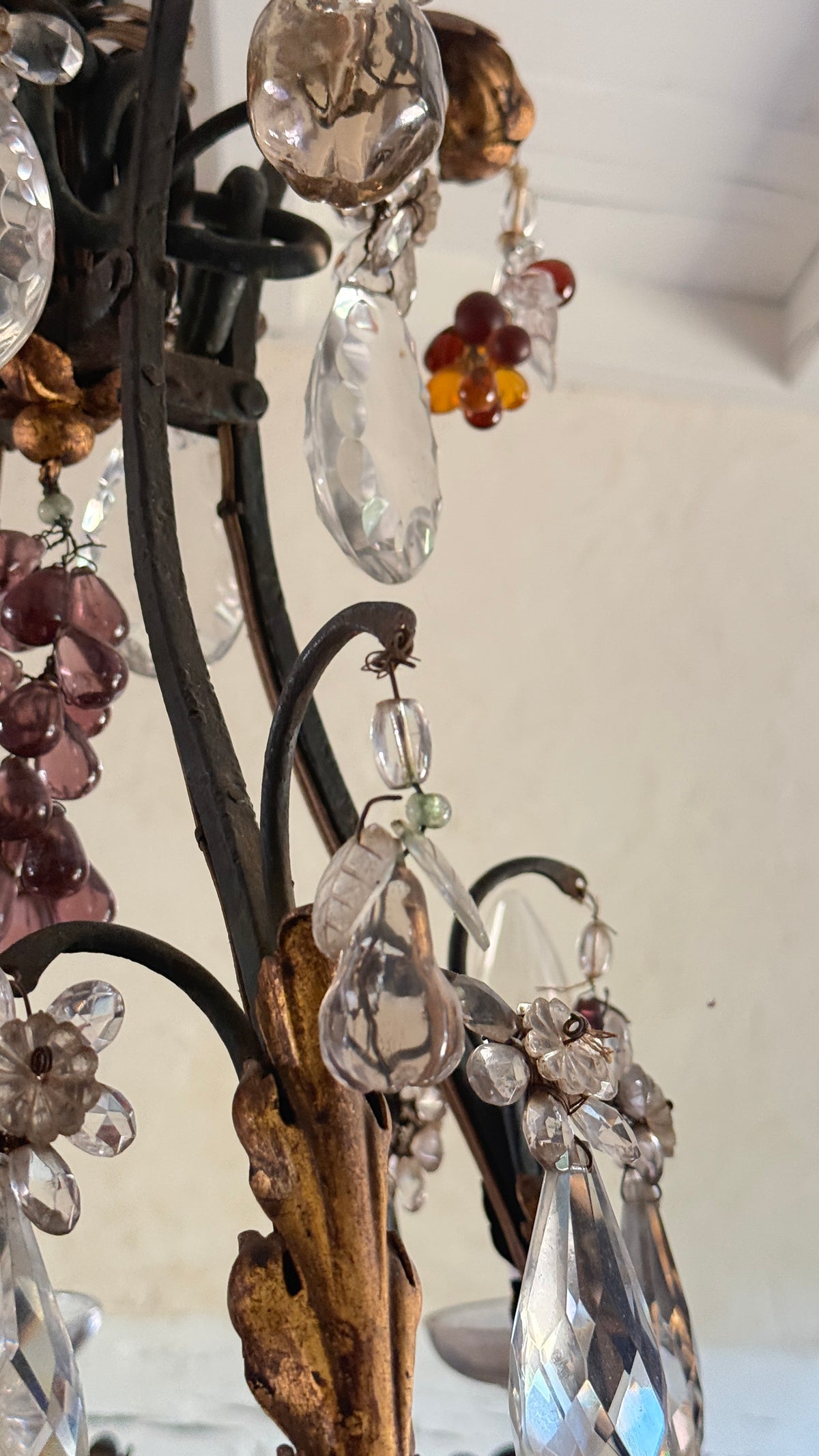 Lustre cage à pampilles et fruits en verre, Maison Baguès, six lumières
