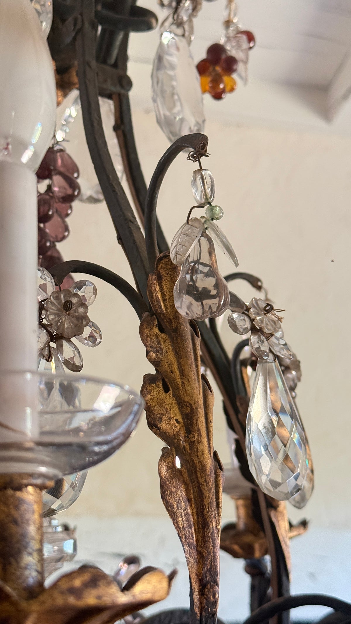 Lustre cage à pampilles et fruits en verre, Maison Baguès, six lumières
