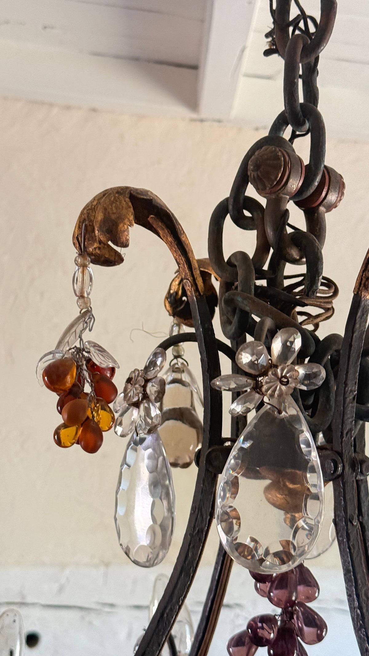 Lustre cage à pampilles et fruits en verre, Maison Baguès, six lumières