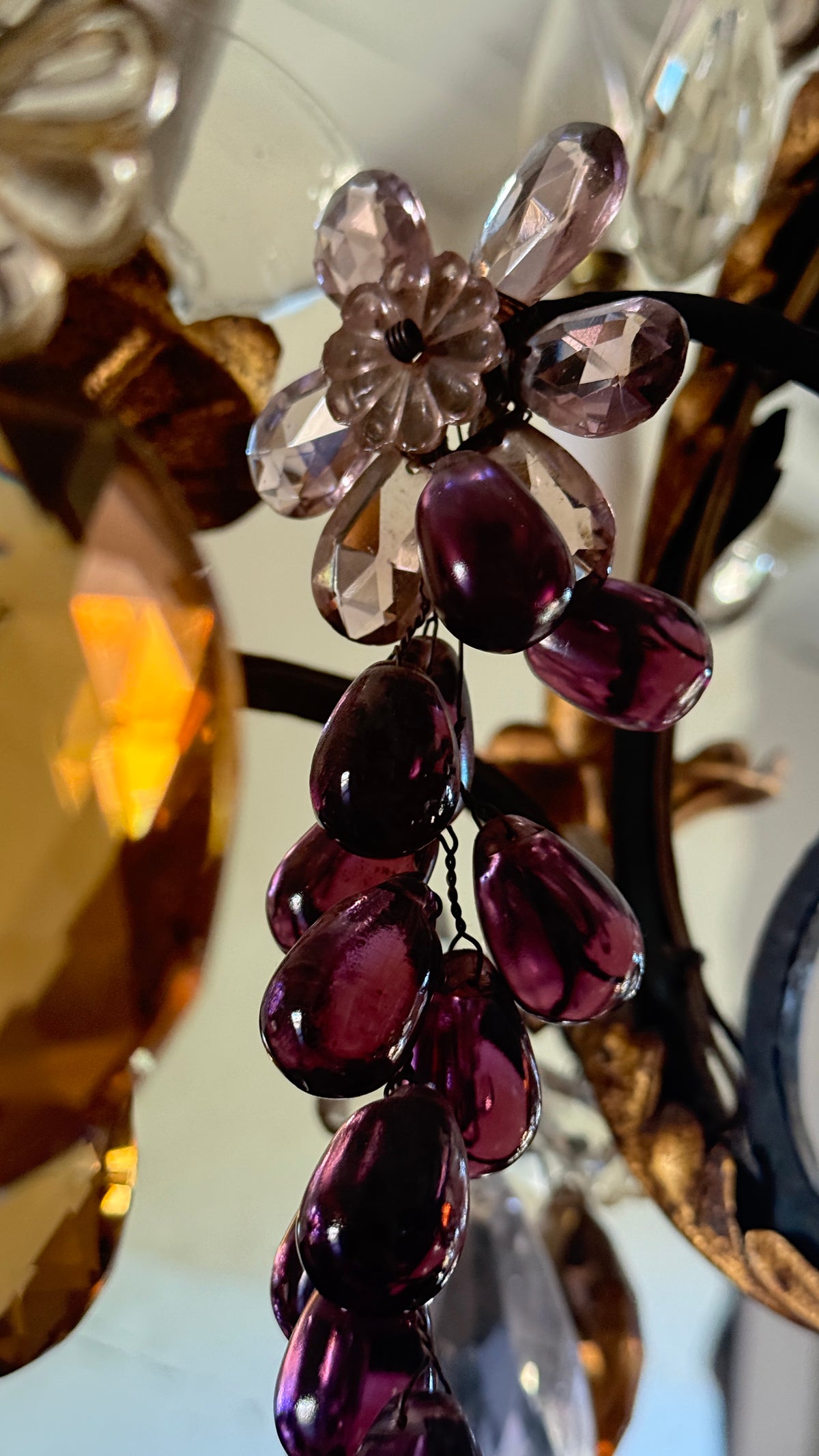 Lustre cage à pampilles et fruits en verre, Maison Baguès, six lumières